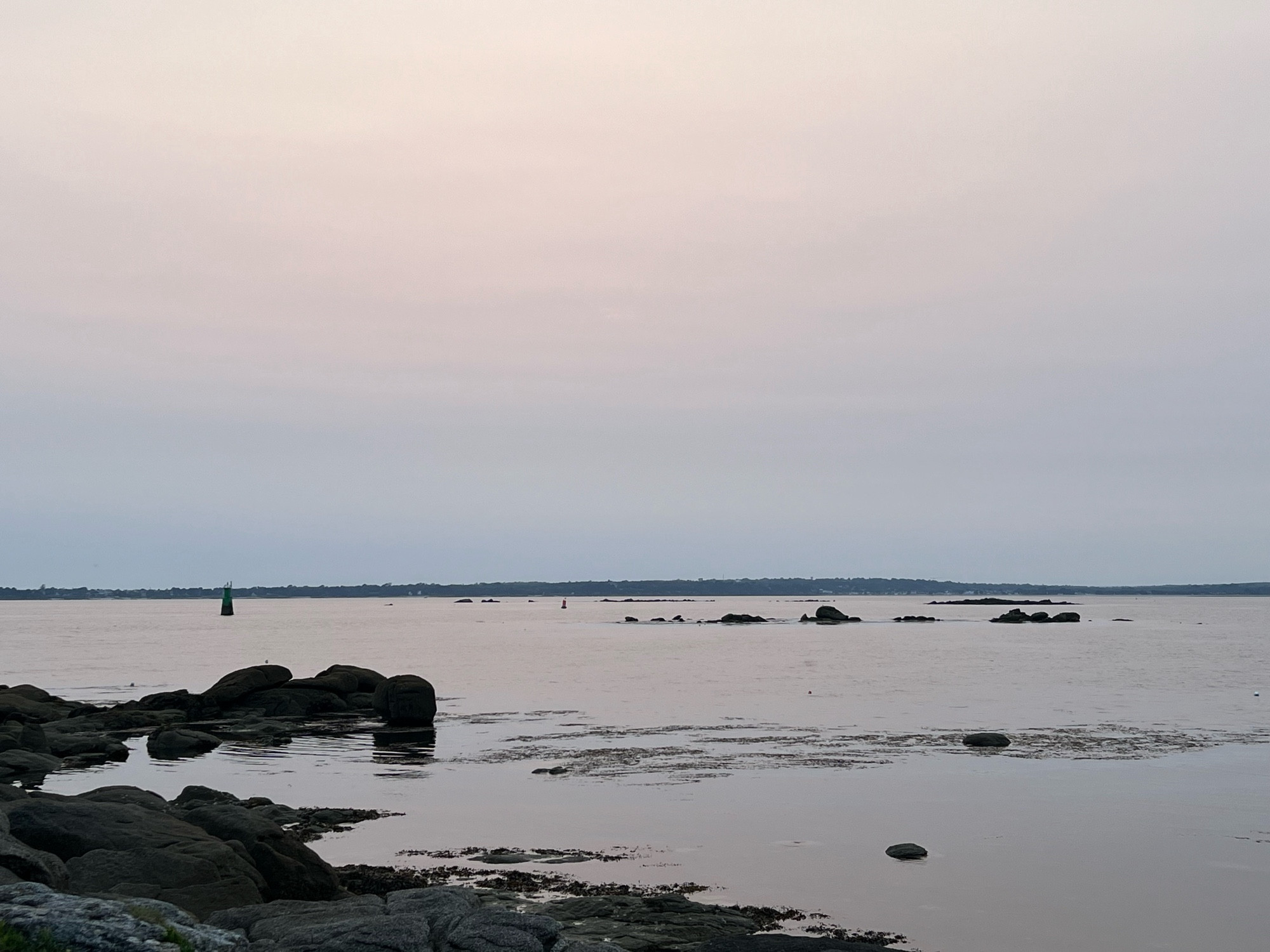 Lumières roses voilées au couchant sur la mer calme