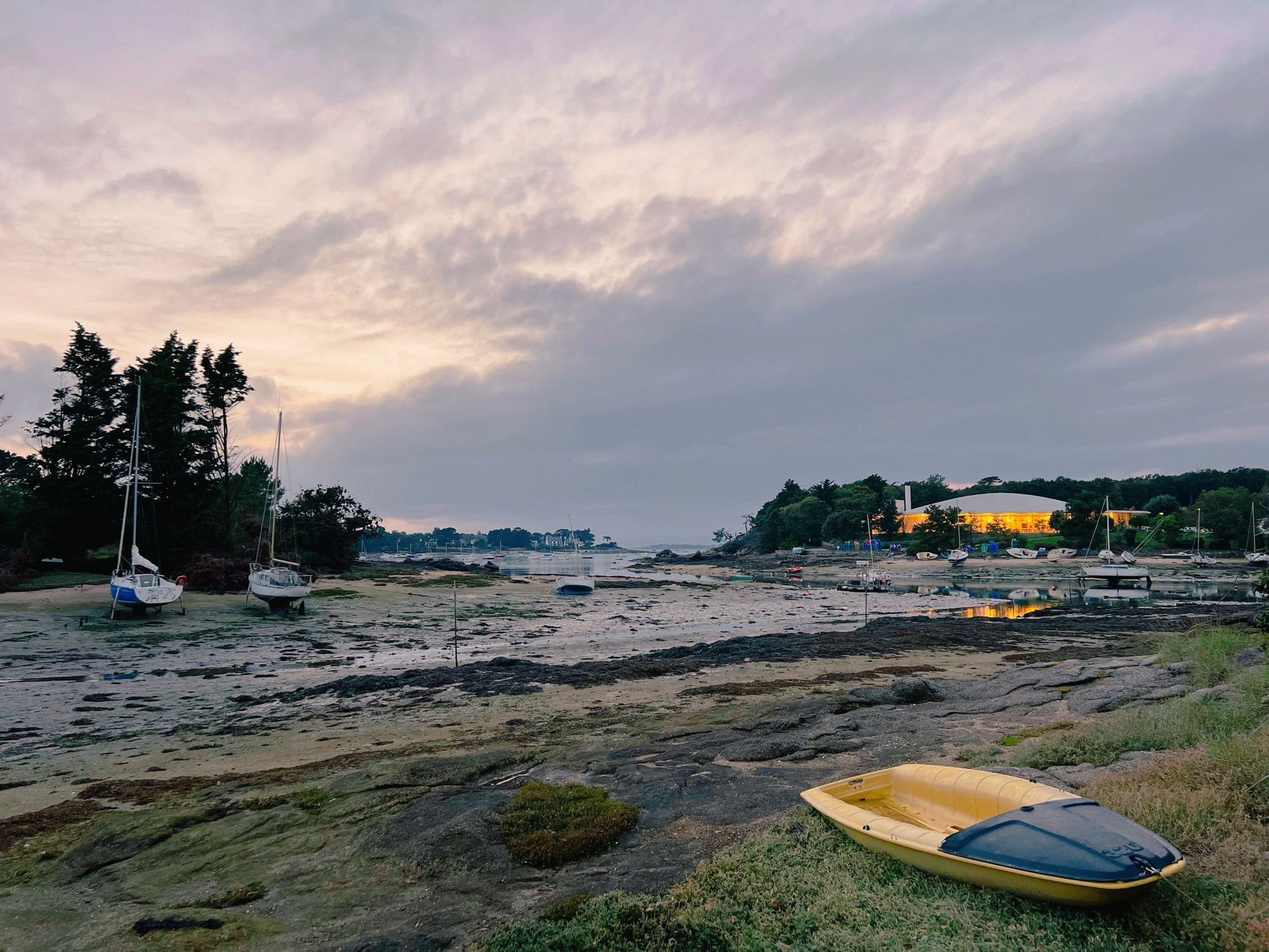 Vue sur la ria à marée basse, un coucher de soleil sous les nuages