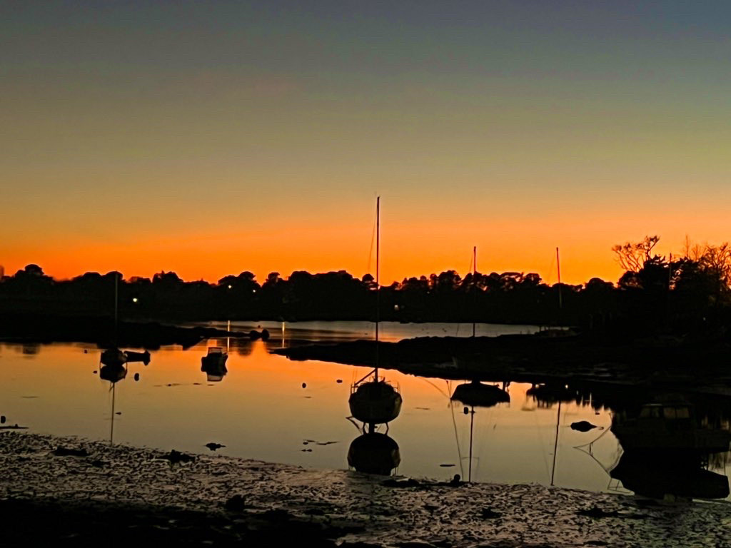 Après le coucher du soleil sur la ria, le ciel rougit