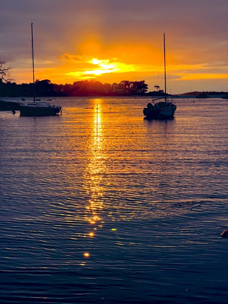 Coucher de soleil sur la ria avec des reflets dorés sur la mer