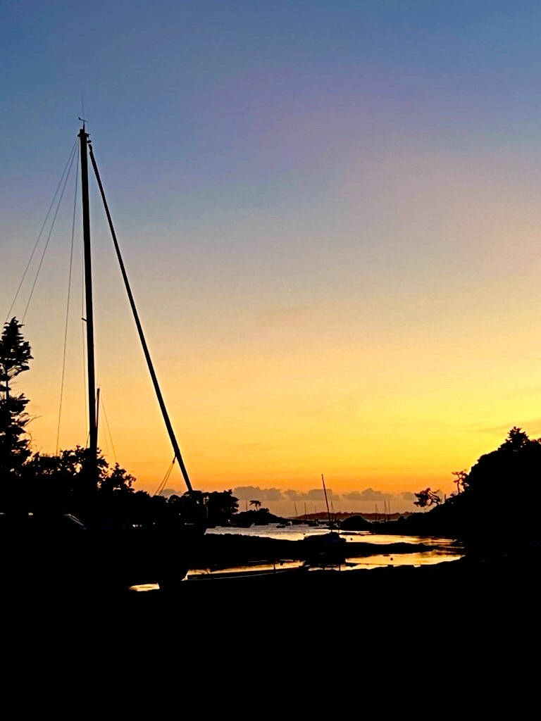 Après le coucher du soleil sur la ria, ciel orange et contrastes