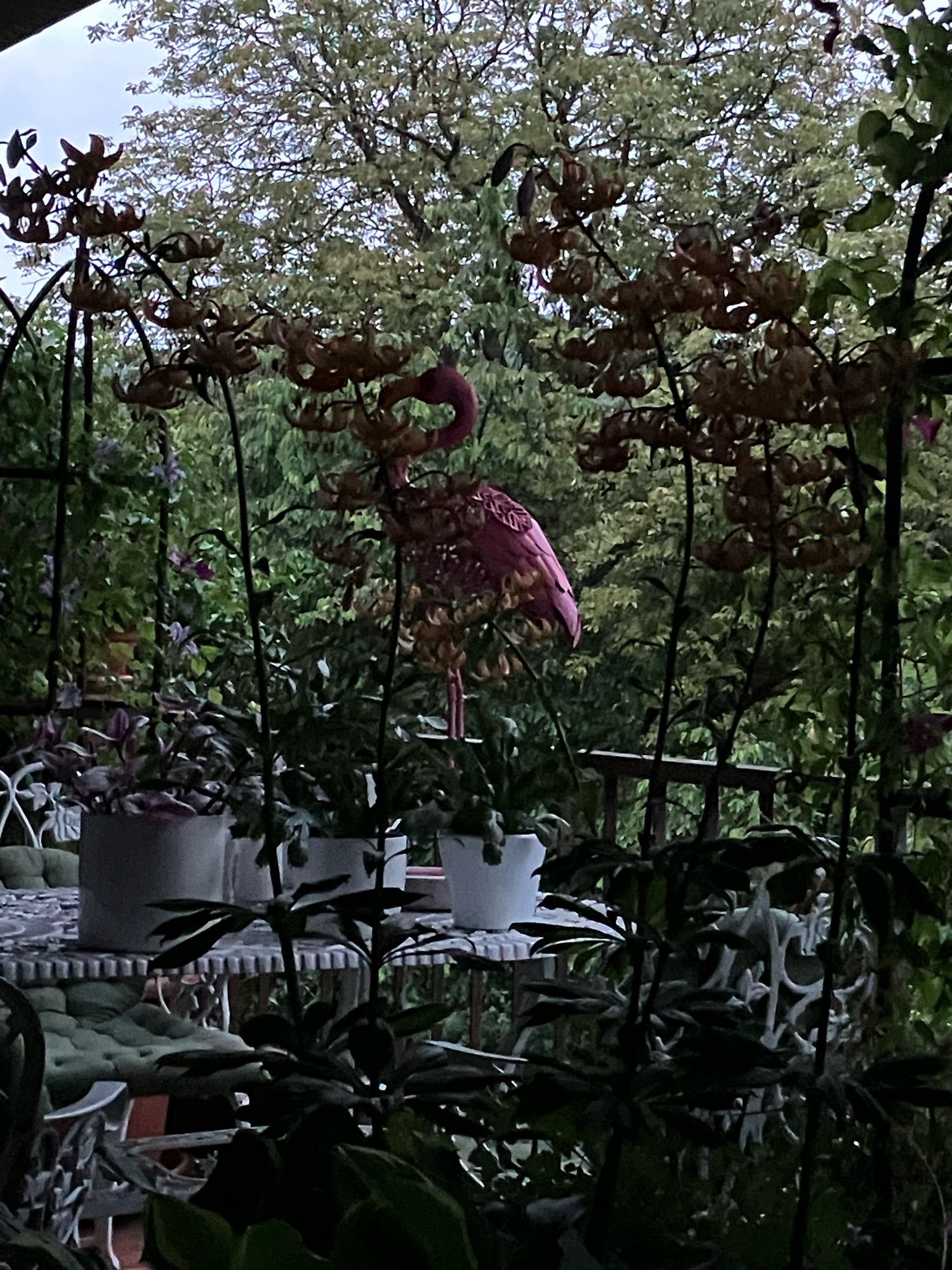 Ein Blechflamingo im Grünen.