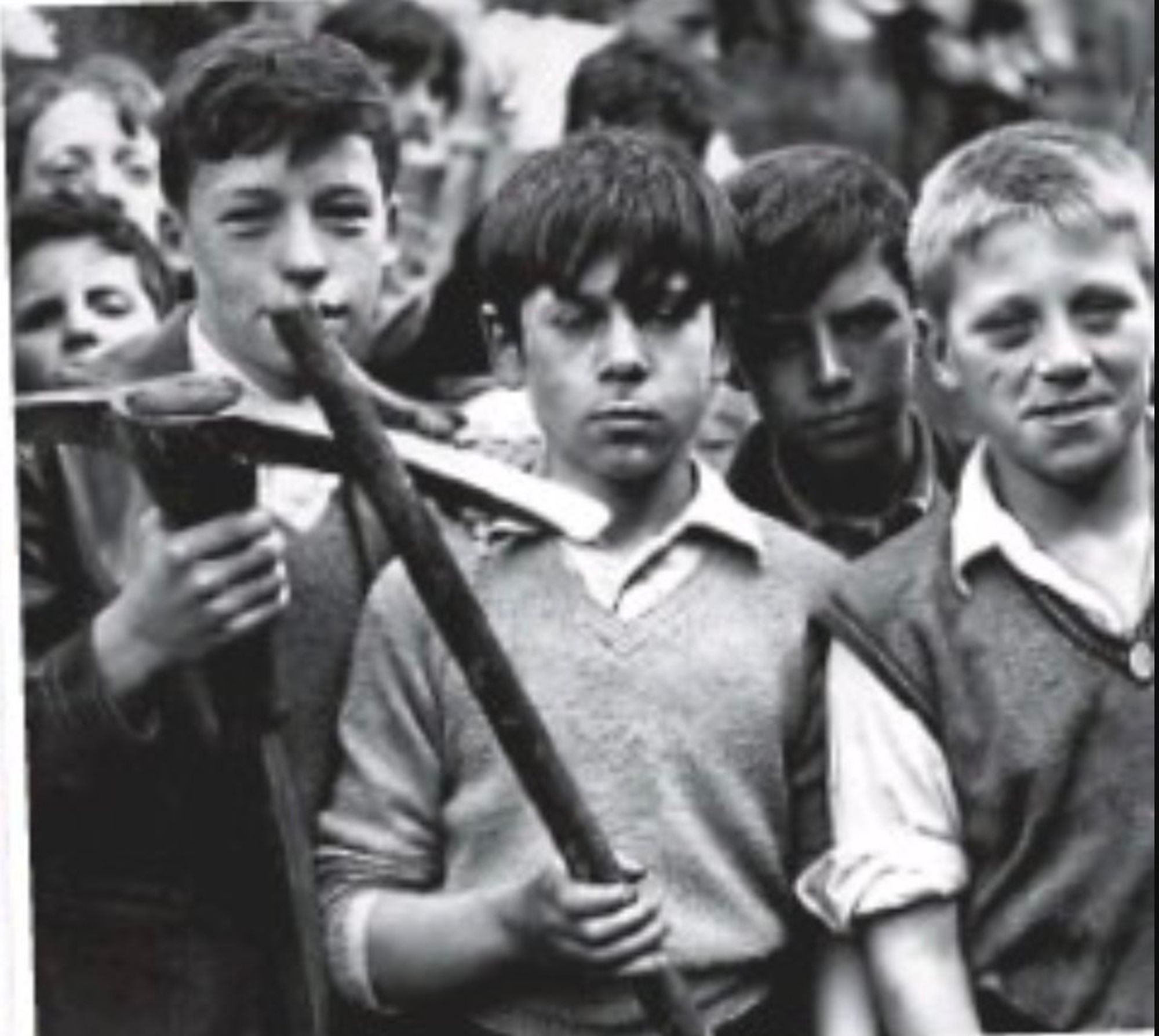 Foto de varios de los niños cazavampiros de Gorbals, blanco y negro: un grupo de niños blancos de unos 12-13 años posan armados con palos y picos. Varios de ellos sonríen, aunque la mayoría están muy serios. Visten jerseys o chalecos de lana y camisas blancas. Todos tienen el pelo corto, uno de ellos es rubio y el resto son morenos o castaños.