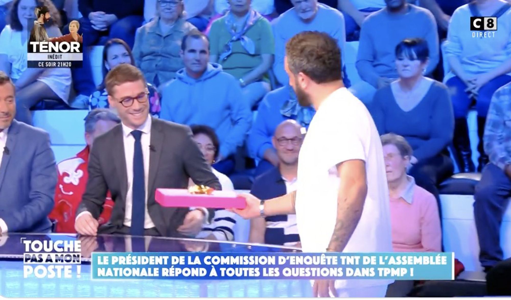 Sur le plateau de TPMP, Hanouna offre un cadeau à Bataillon