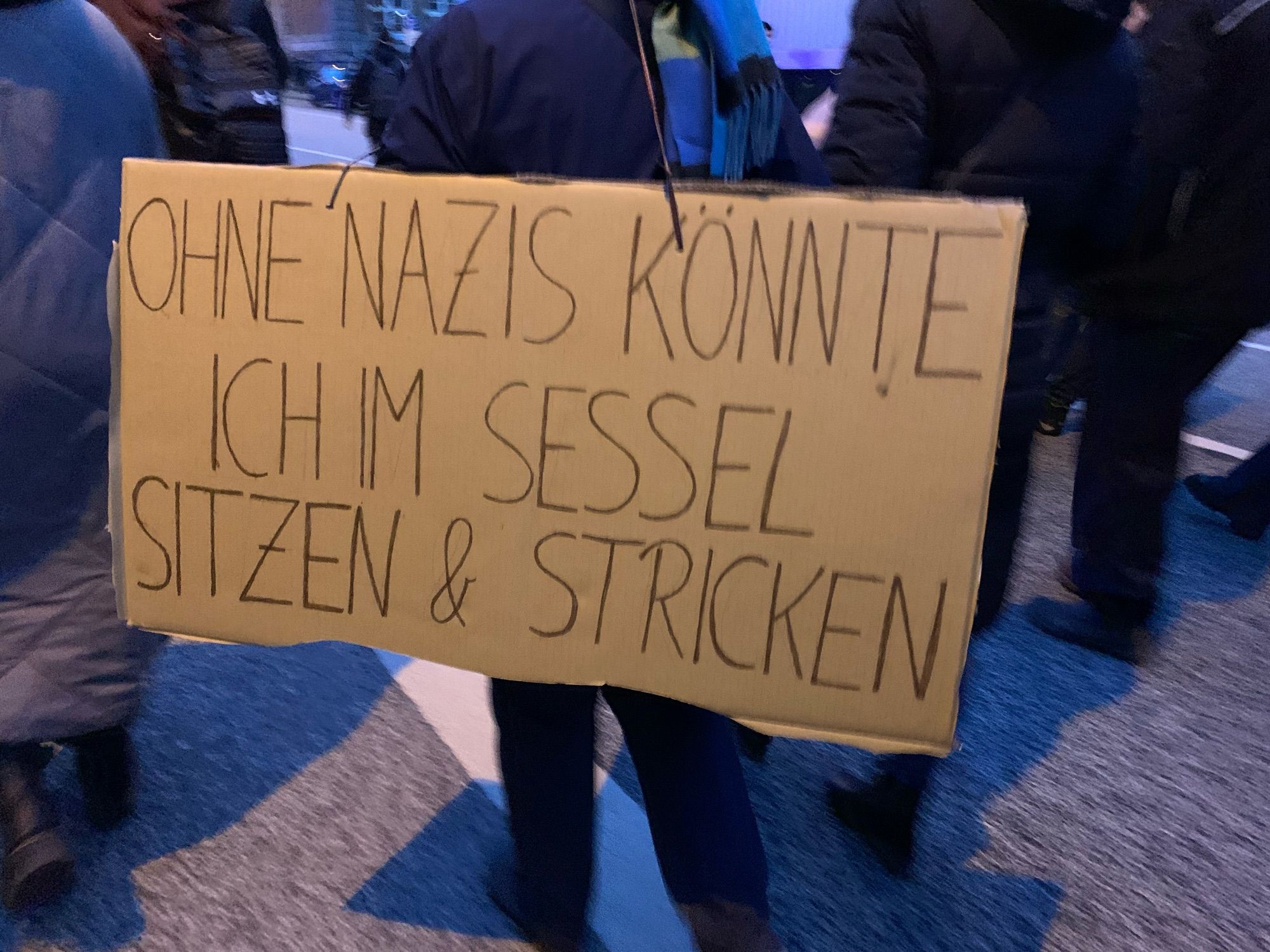 Demoschild in Kiel: „ohne Nazis könnte ich im Sessel und Stricken“