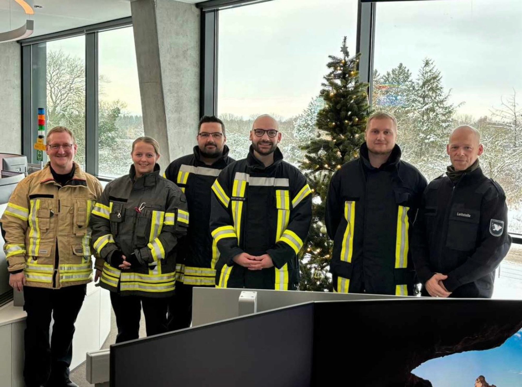 Mitarbeiter der Leitstelle in Feuerwehruniform