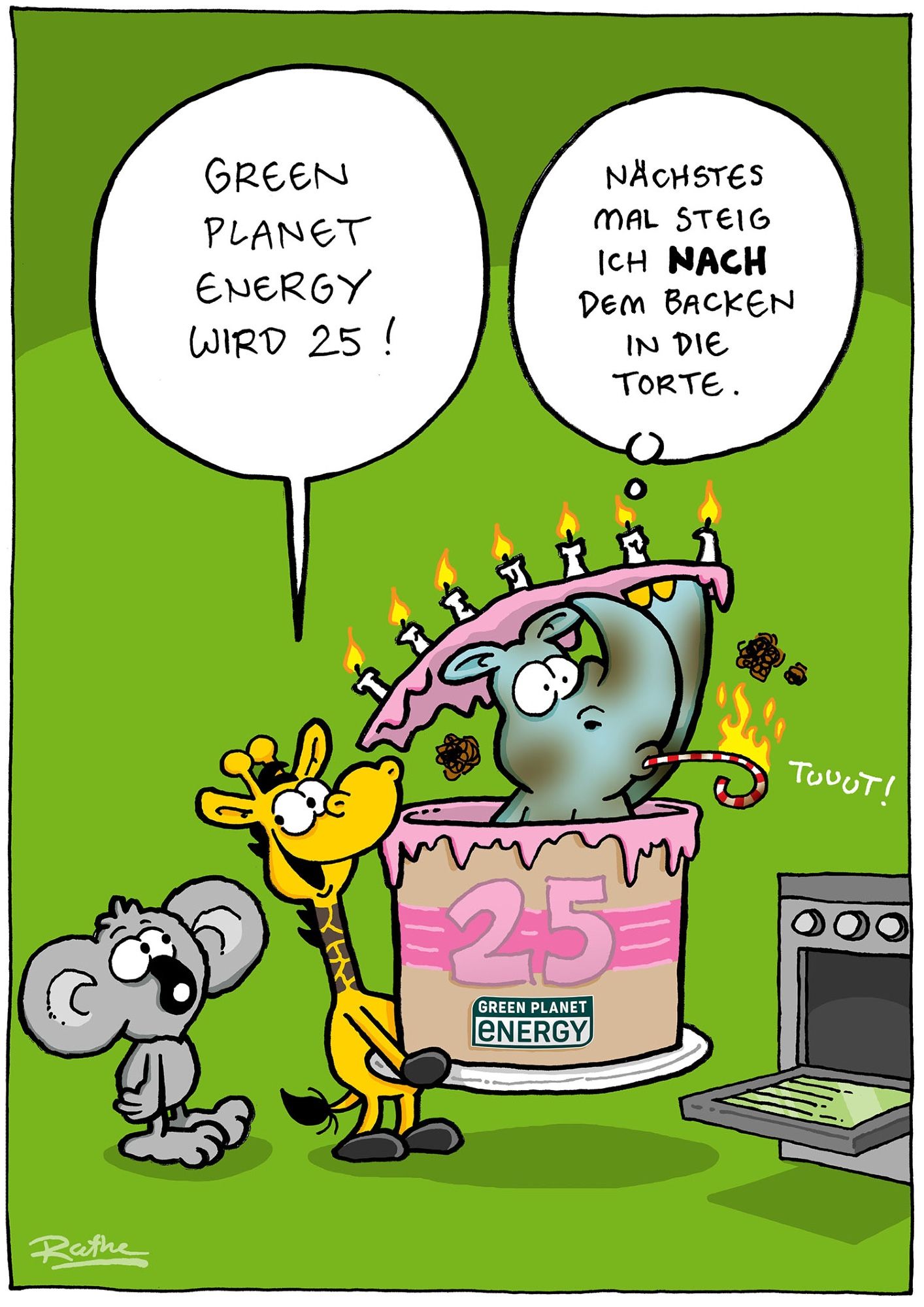 Krüger, der Koala und Günther, die Giraffe stehen in der Küche vor einem geöffneten Ofen, neben einer Torte mit einer großen 25 und dem Logo von Green Planet Energy drauf. Günther: "Green Planet Energy wird 25!". Aus der Torte steigt ein leicht verkohlter Jochen (das Nashorn) und denkt: "Nächstes Mal steig ich nach dem Backen in die Torte!"