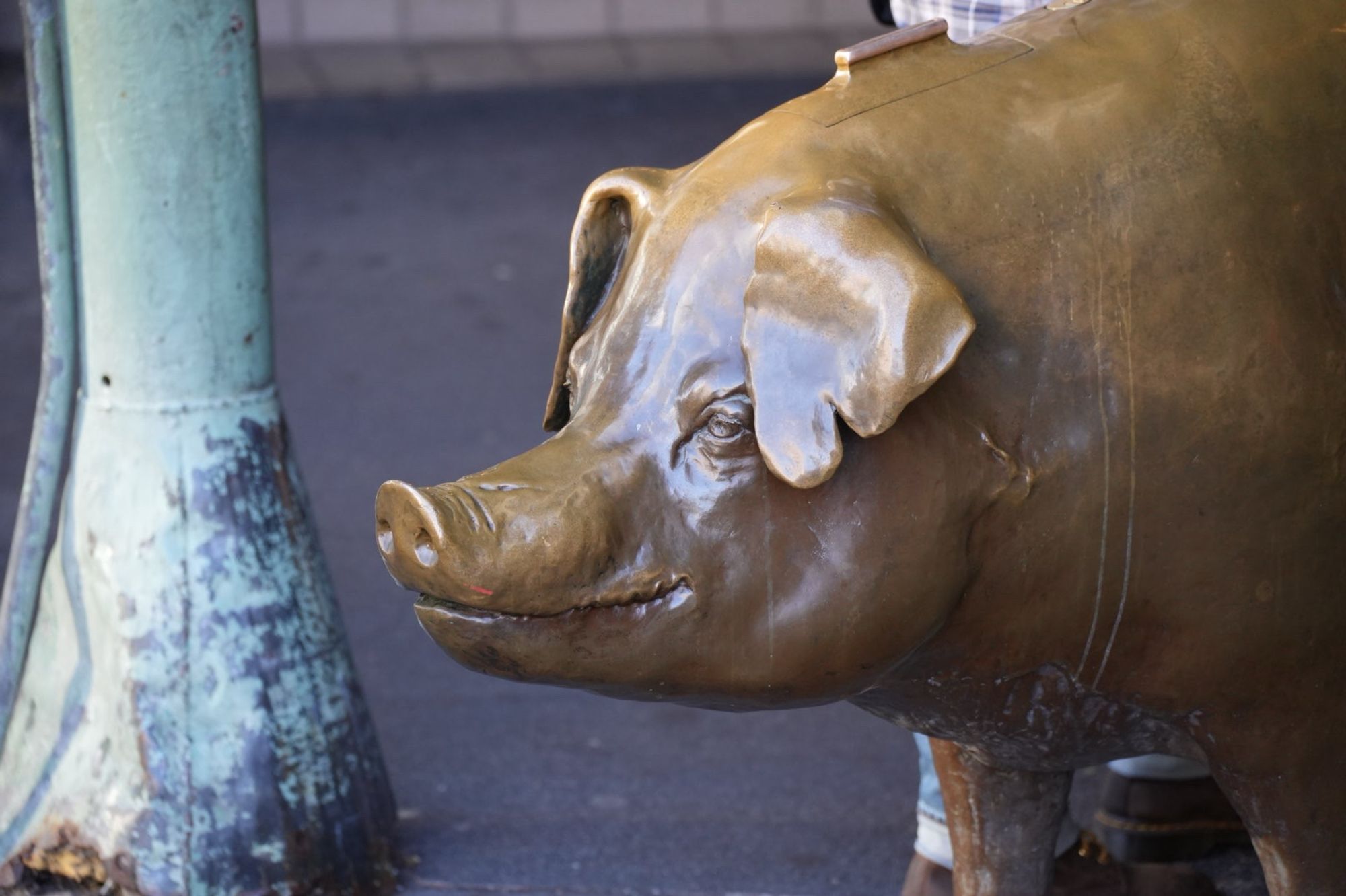 pike place pig statue