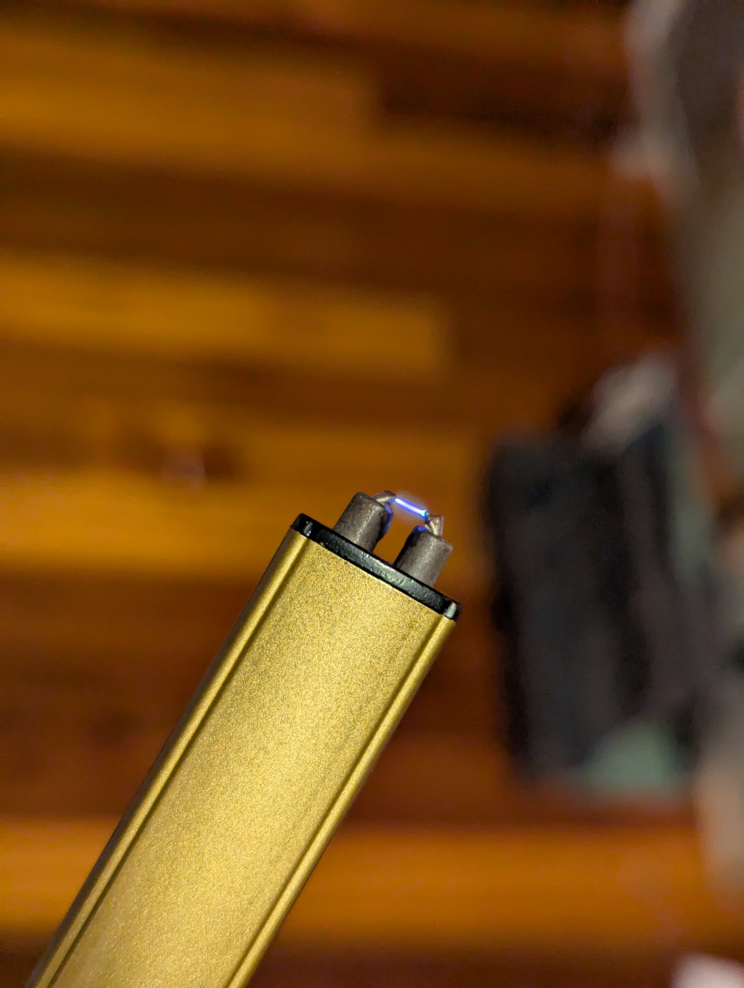 Electric arc between two terminals of a flameless lighter