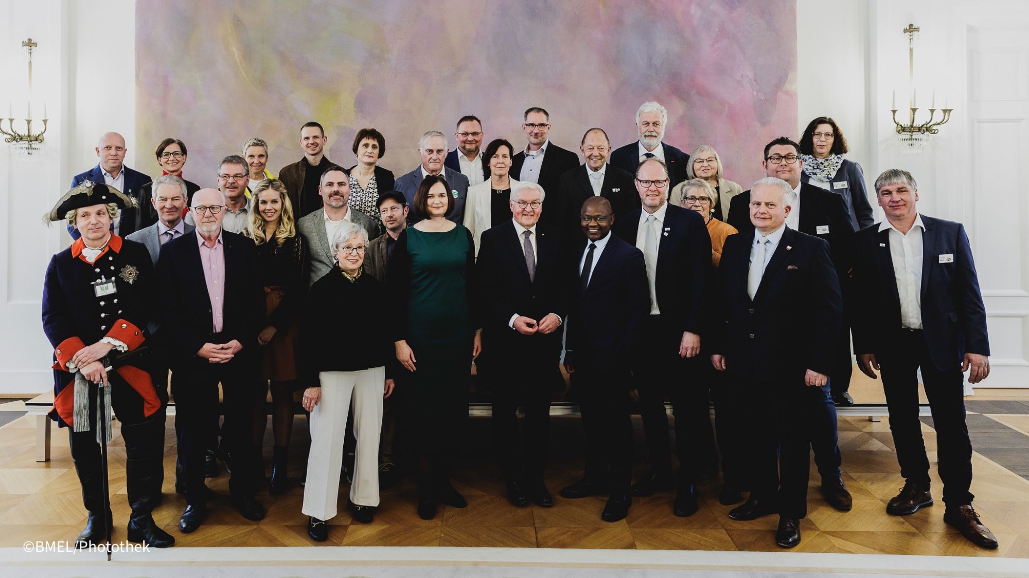 Gruppenbild mit Bundespräsident Steinmeier, der Parlamentarischen Staatssekretärin Claudia Müller und einer Delegation aus einem der Siegerdörfer.