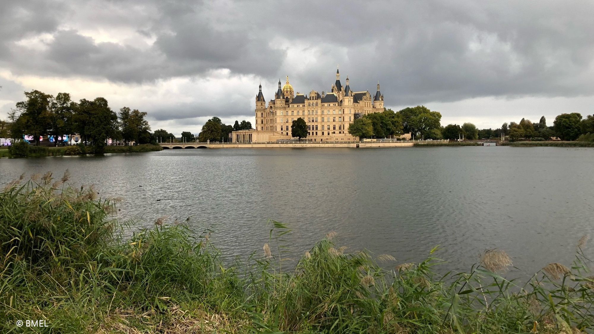 Schweriner Schloss mit See davor.