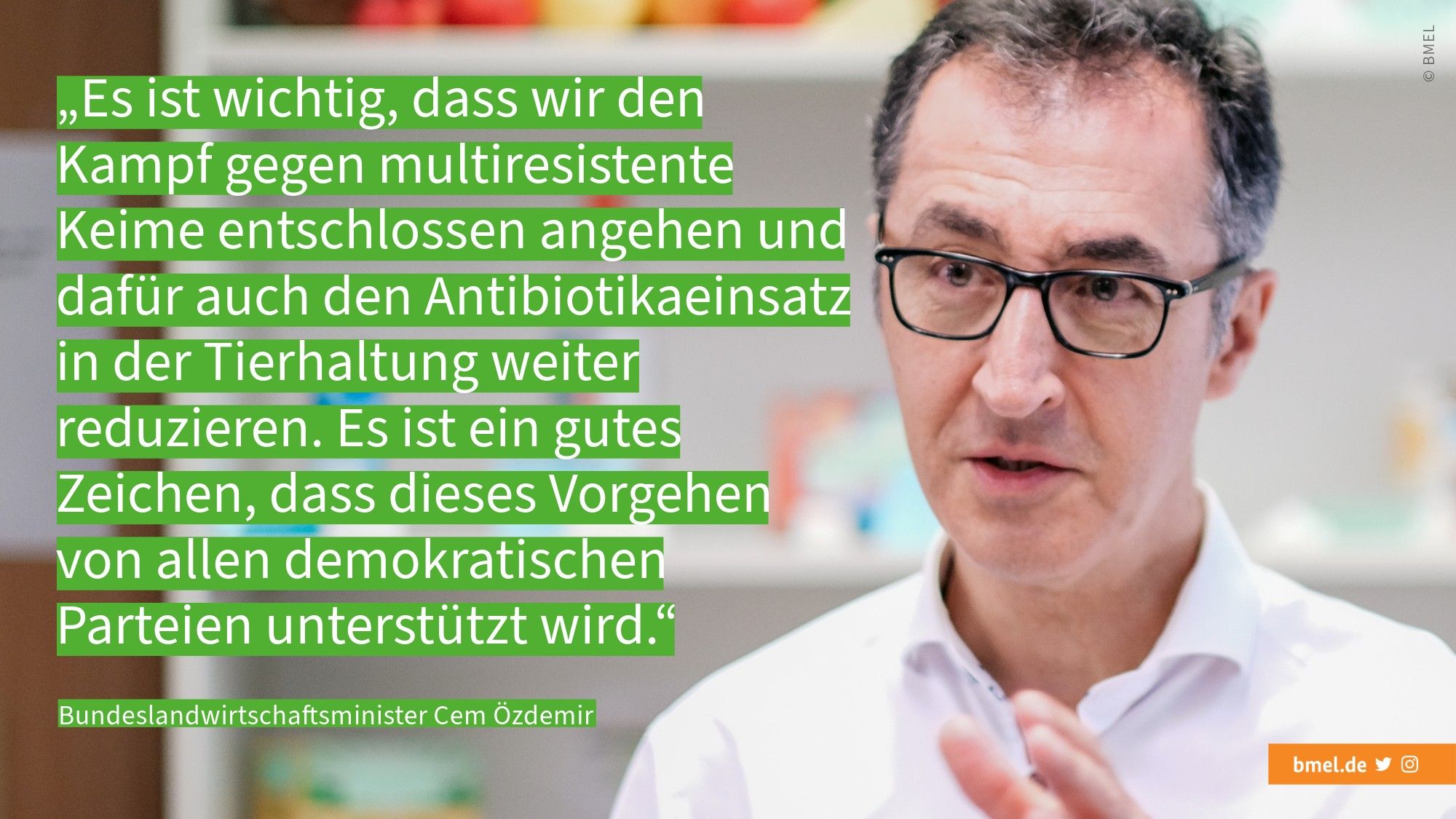 Bundesminister Cem Özdemir, daneben ein Zitat: "Es ist wichtig, dass wir den Kampf gegen multiresistente Keime entschlossen angehen und dafür auch den Antibiotikaeinsatz in der Tierhaltung weiter reduzieren."