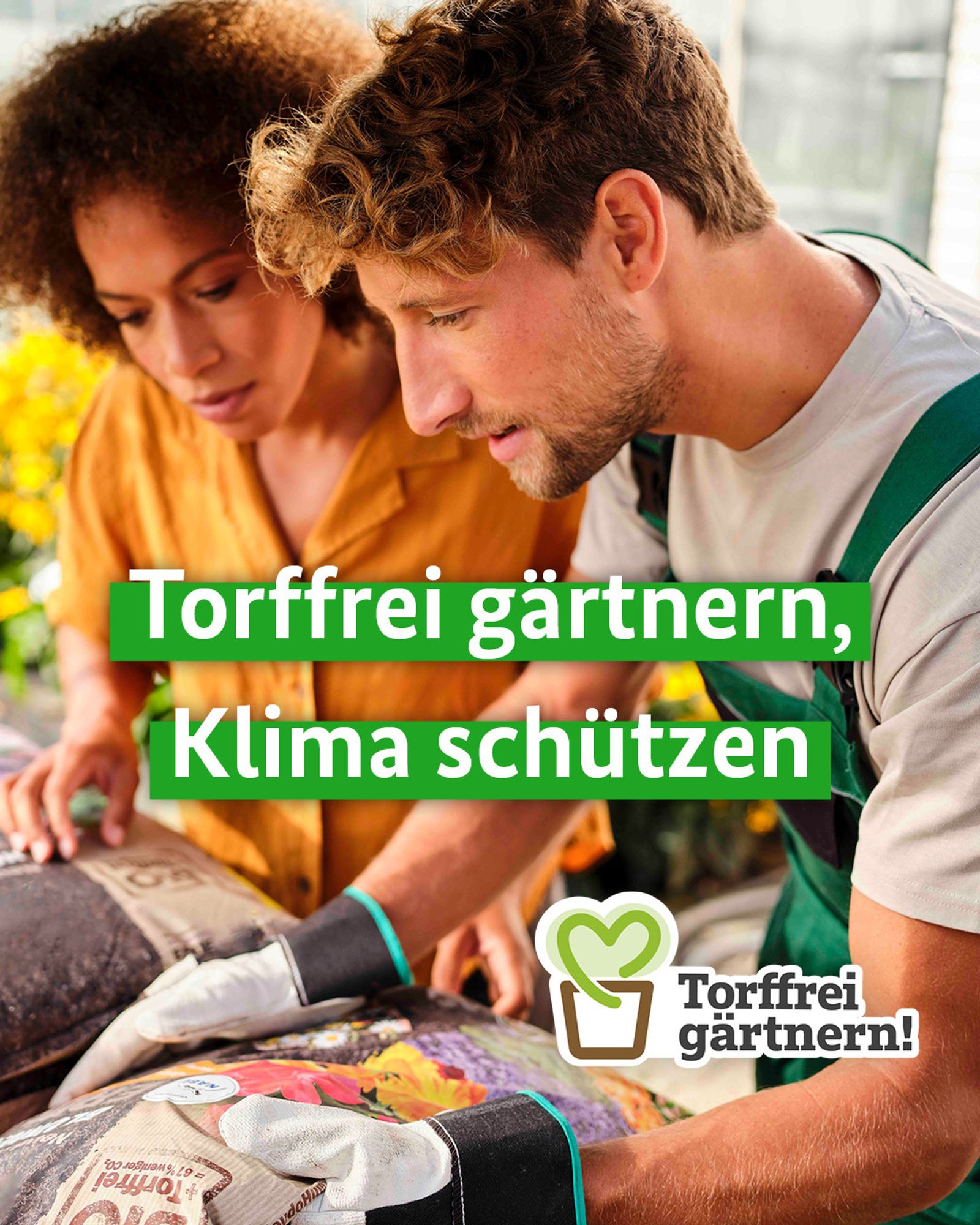 Eine Frau und ein Mann mit Gartenhandschuhen schauen auf einen Sack mit Blumenerde; Text: Torffrei gärtnern, Klima schützen