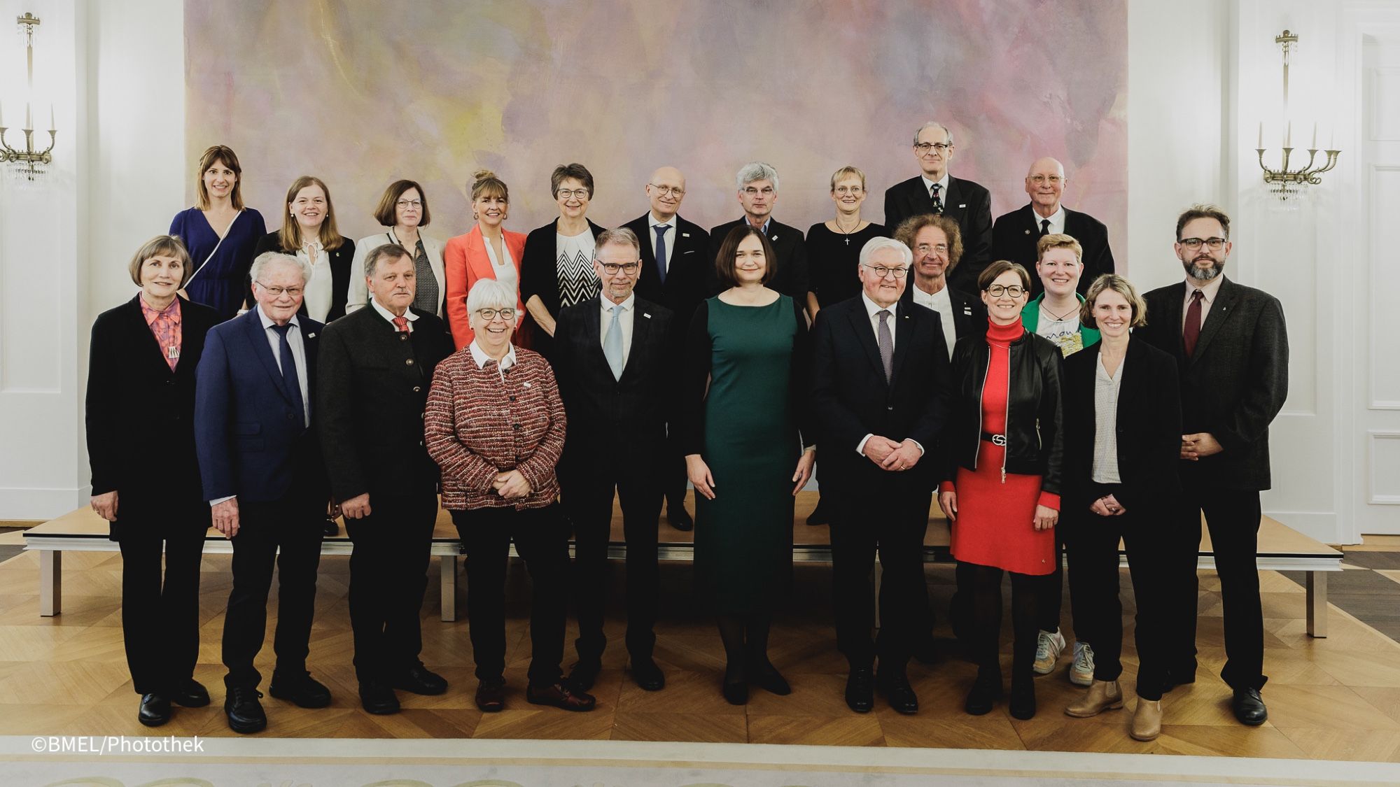 Gruppenbild mit Bundespräsident Steinmeier, der Parlamentarischen Staatssekretärin Claudia Müller und einer Delegation aus einem der Siegerdörfer.