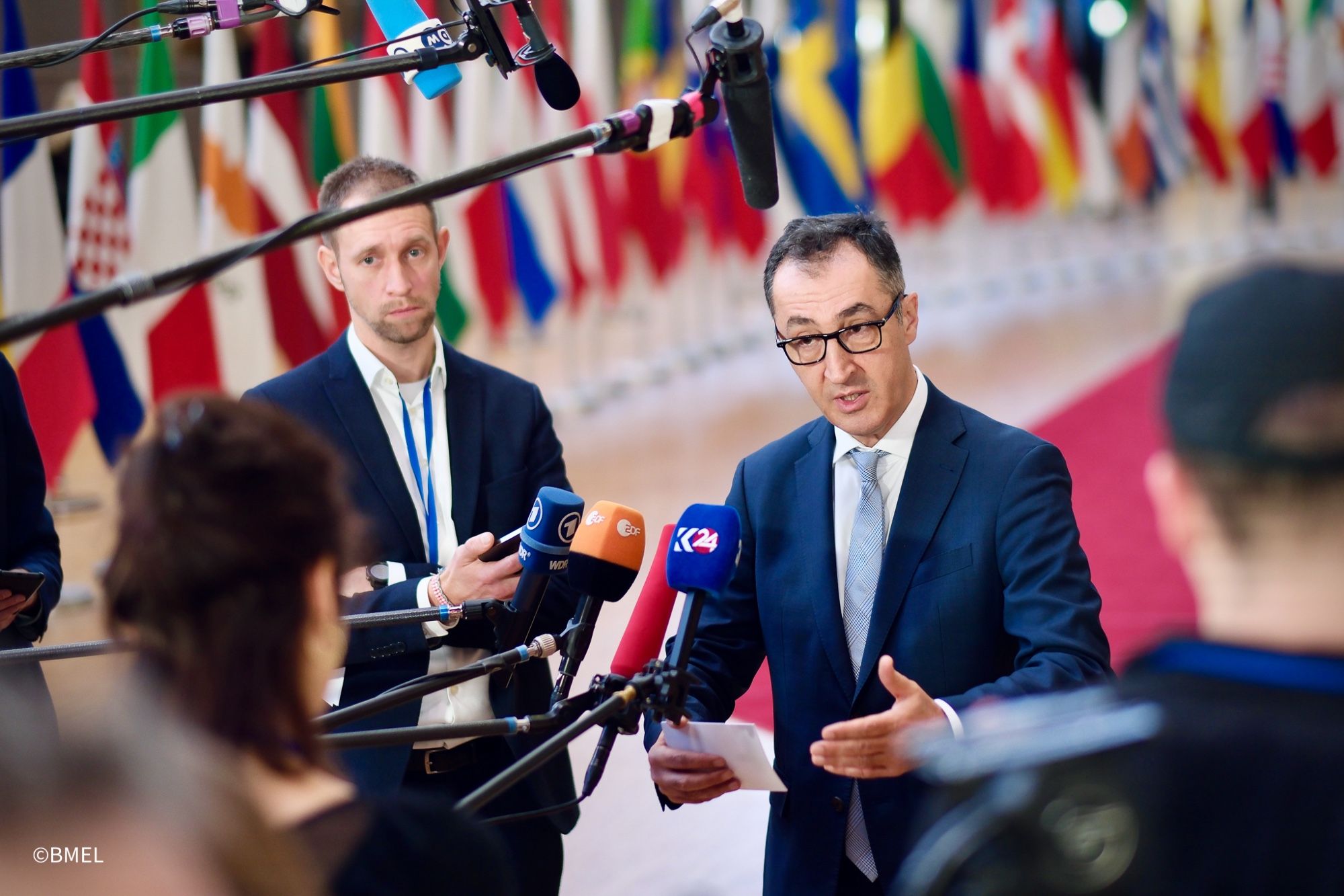 Bundesminister Cem Özdemir gibt ein Pressestatement beim EU-Agrarrat in Brüssel ab.