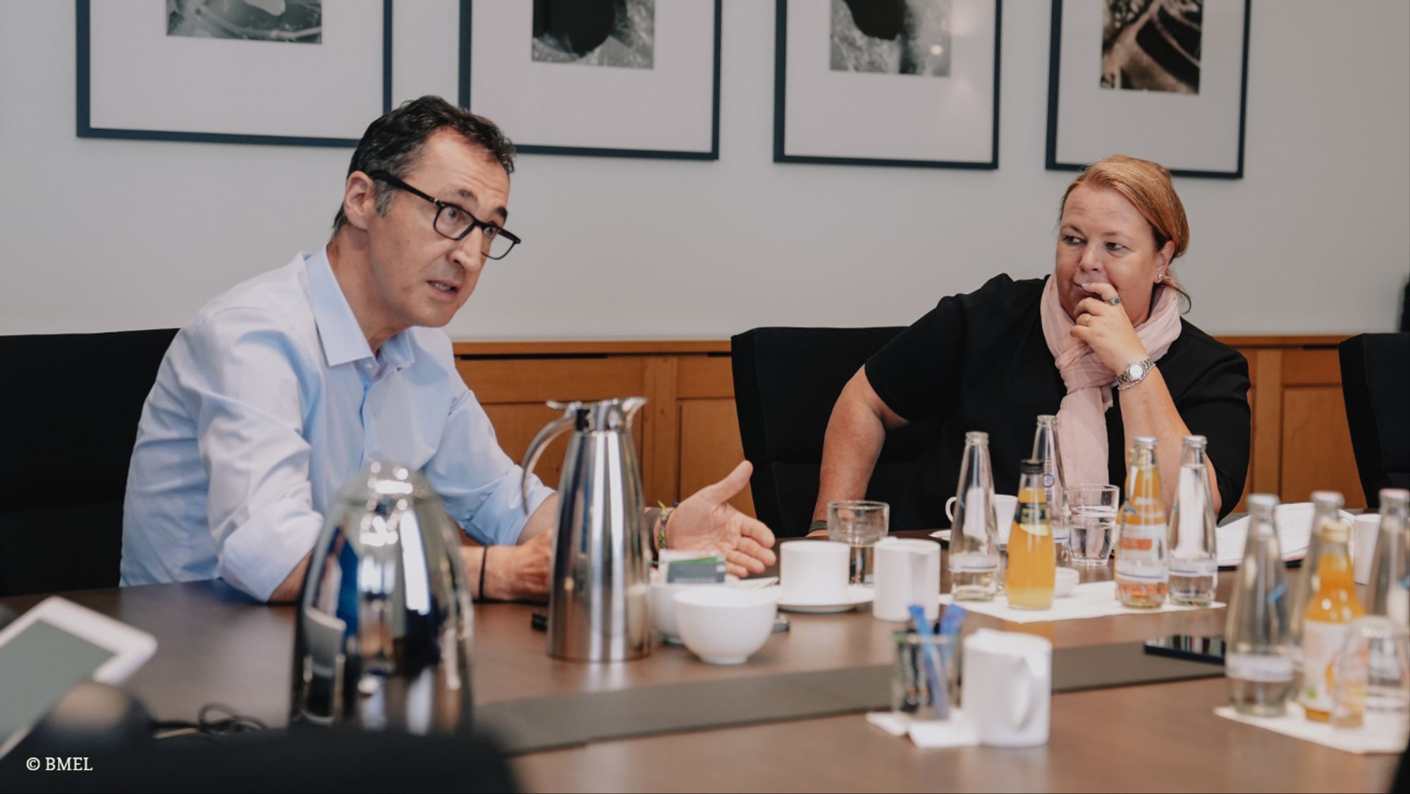 Interviewsituation: Cem Özdemir und Ursula Heinen-Esser am Konferenztisch. Auf dem Tisch stehen Getränke.