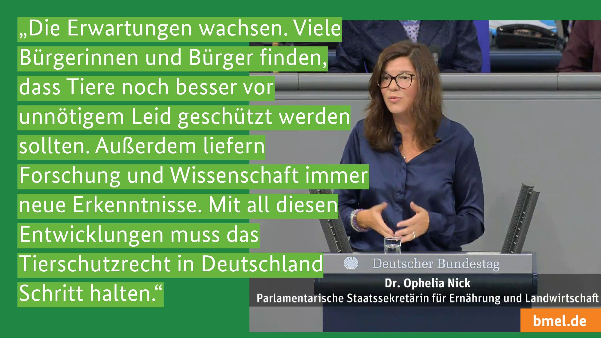 Die Parlamentarische Staatssekretärin Dr. Ophelia Nick hält eine Rede im Bundestag. Dazu ein Zitat: „Die Erwartungen wachsen. Viele Bürgerinnen und Bürger finden, dass Tiere noch besser vor unnötigem Leid geschützt werden sollten. [...]“