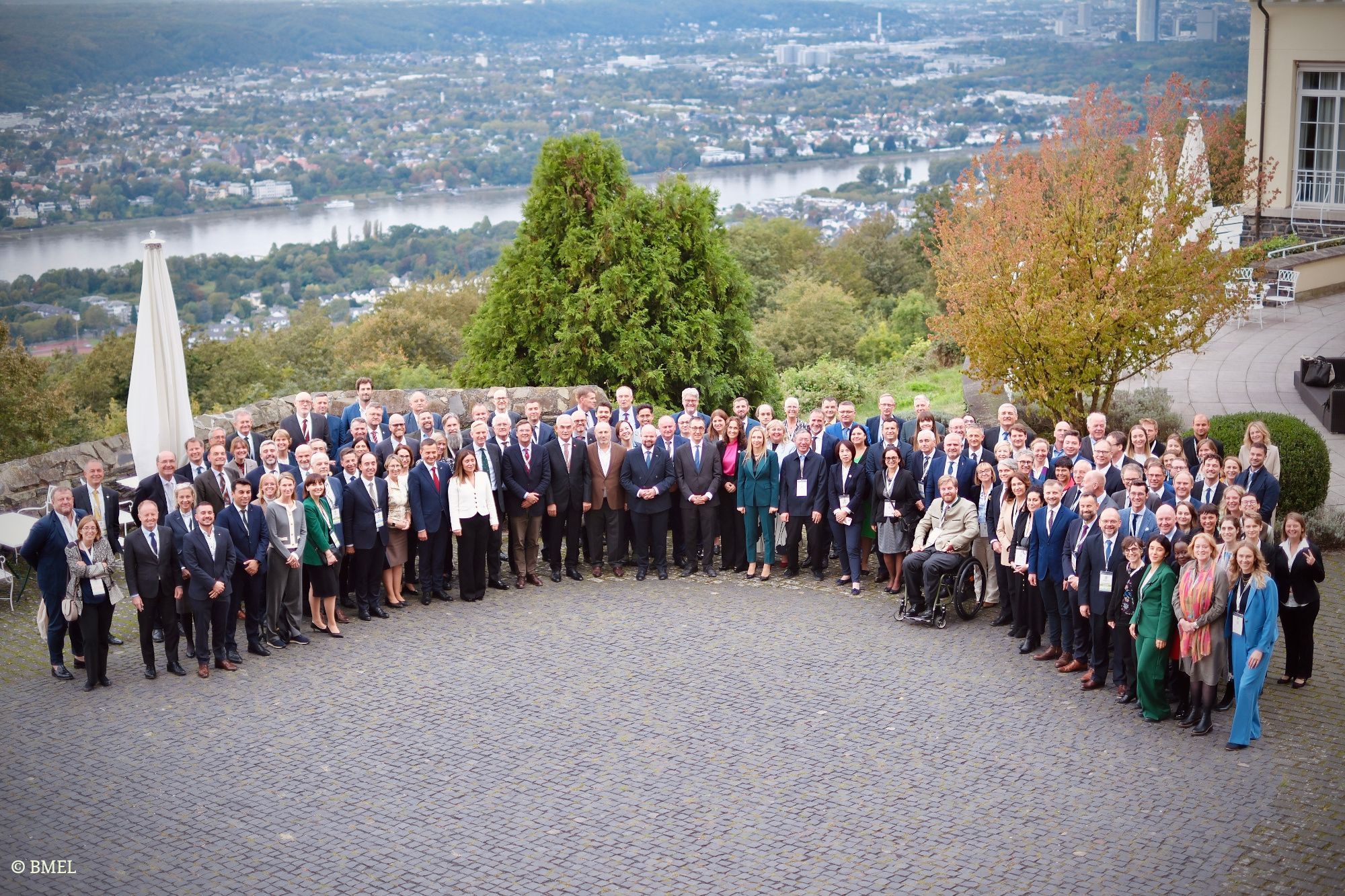 Gruppenfoto: Alle Konferenzteilnehmer auf der Terrasse des Petersbergs.