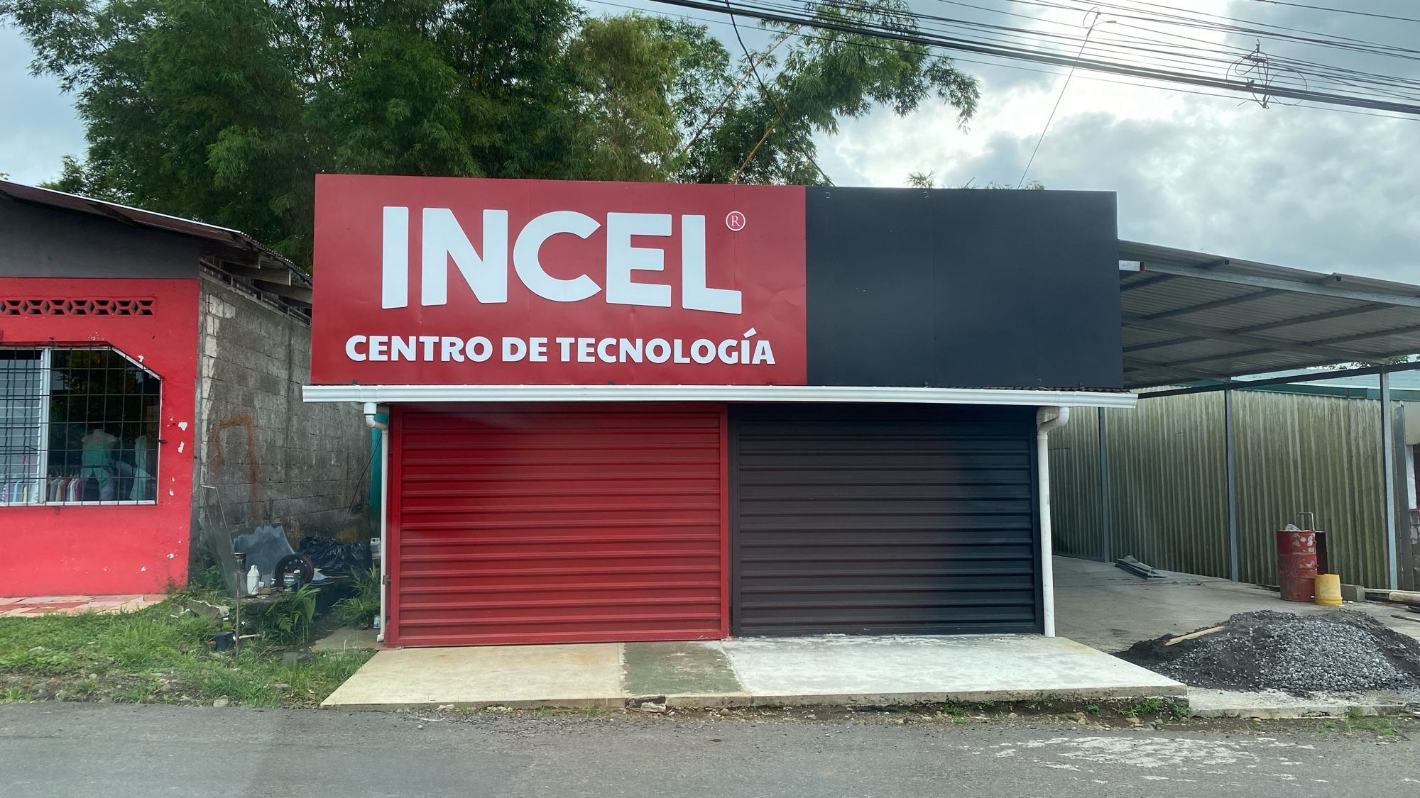 A small black and red painted business building (closed) with a big sign reading INCEL and below that “Centro de Technología”