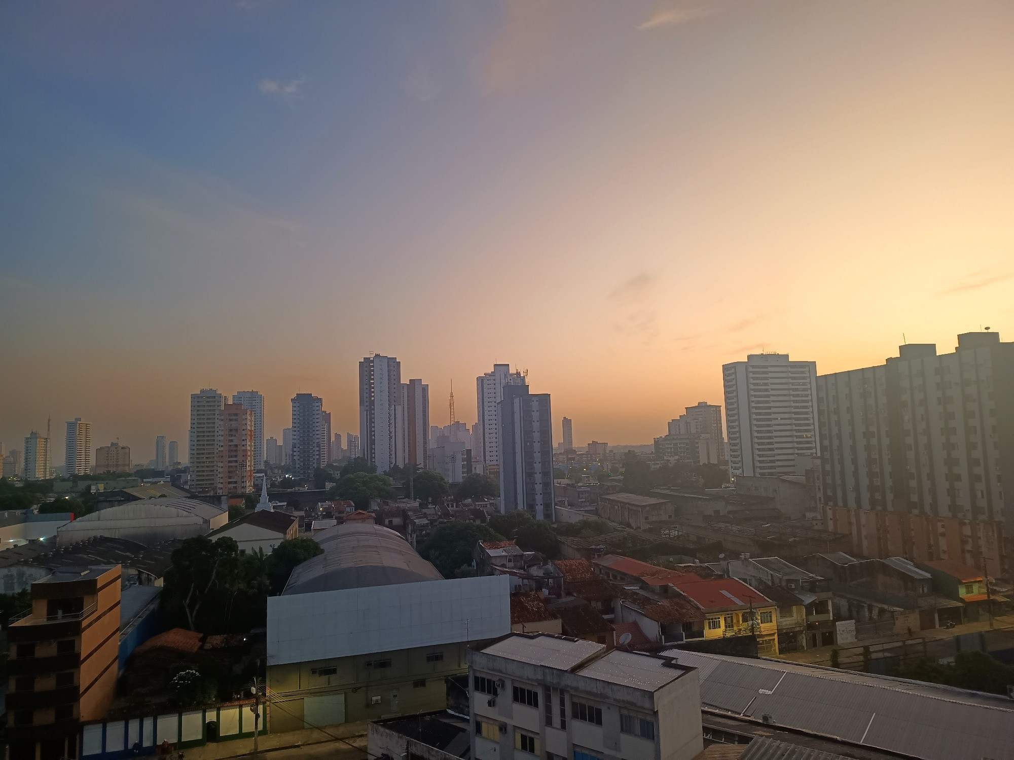 Amanhecer chegando visto do centro de Belém às 05h30!