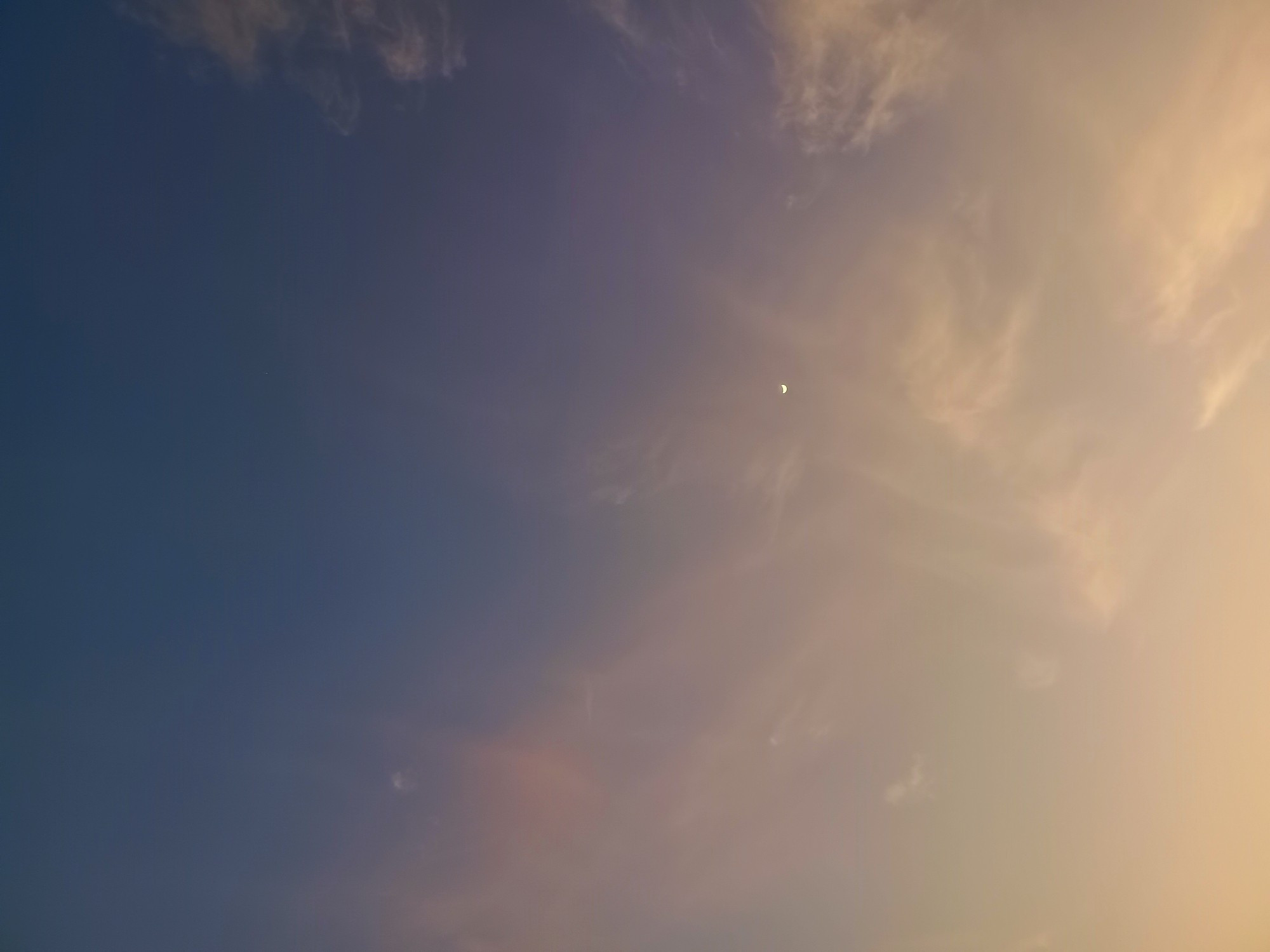 Vista da Lua no céu de Belém às 05h30! O Sol ainda estava chegando...