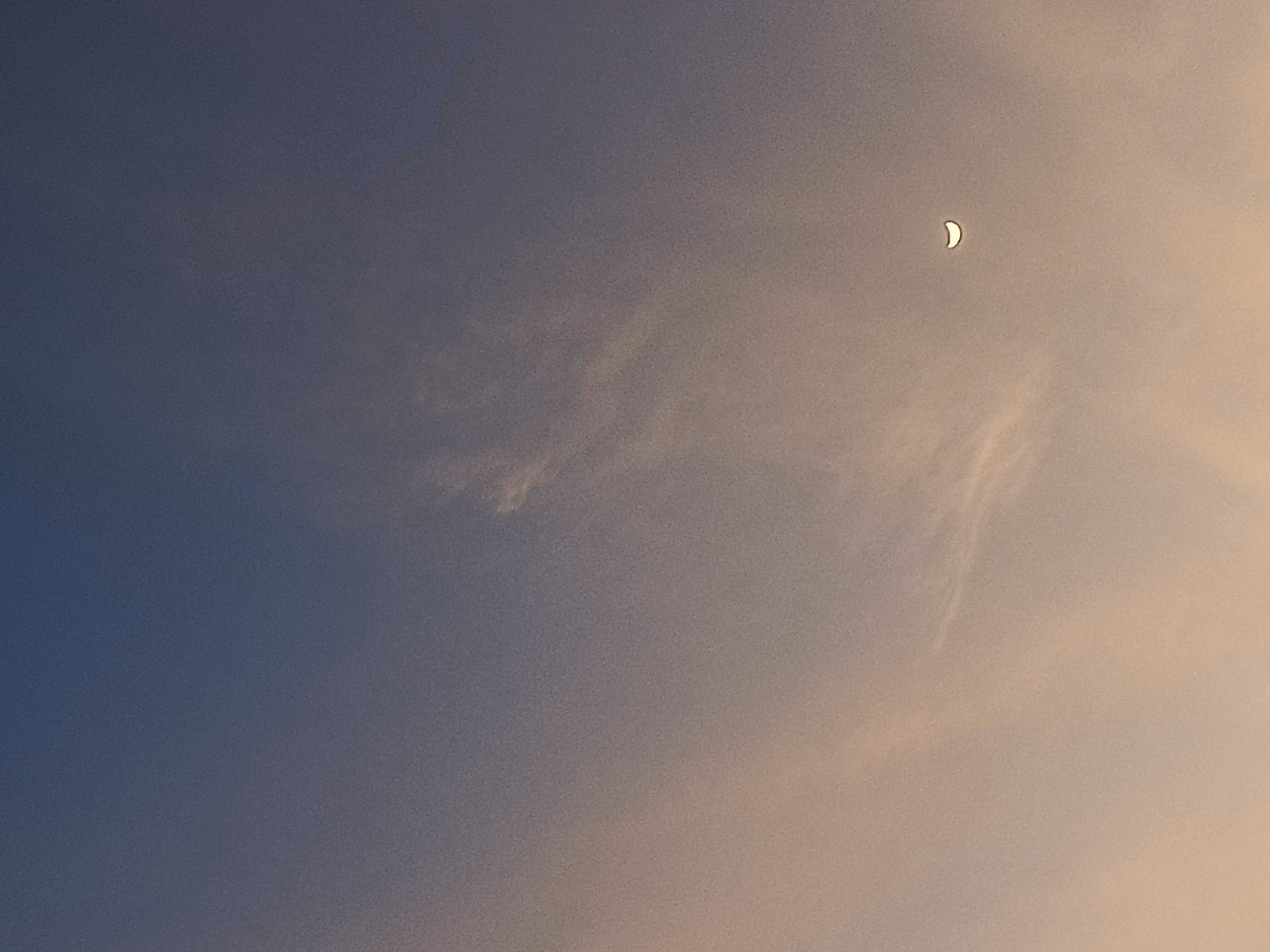 Vista da Lua no céu de Belém às 05h30! O Sol ainda estava chegando...