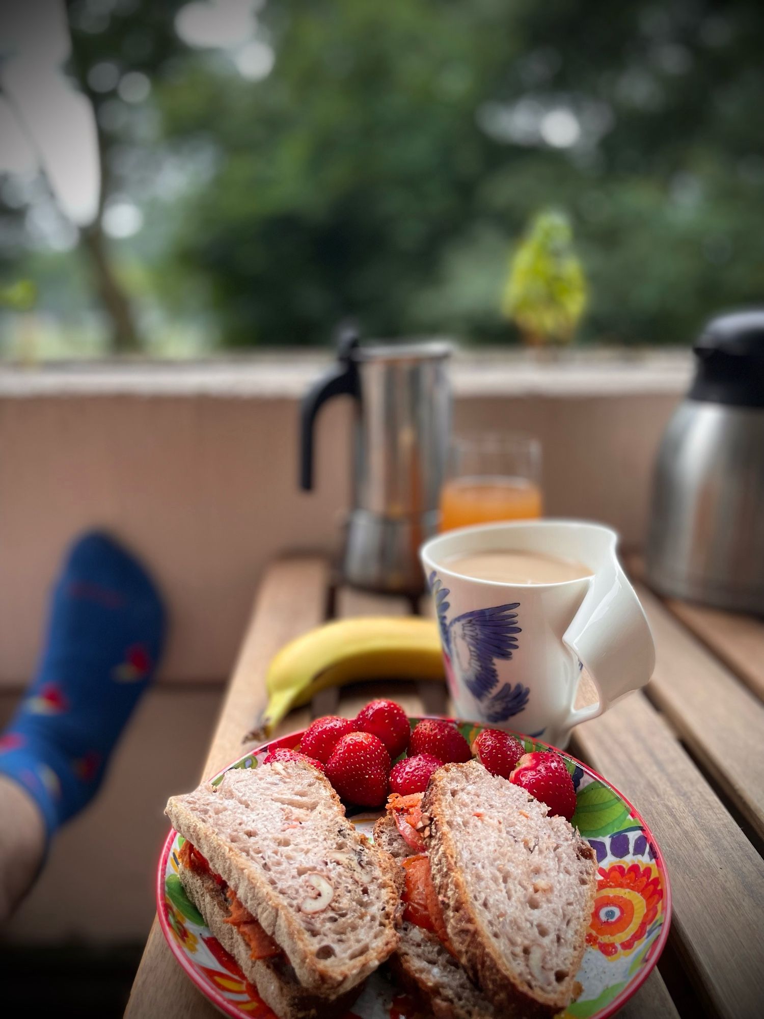 Sonntagsfrühstück auf dem Balkon