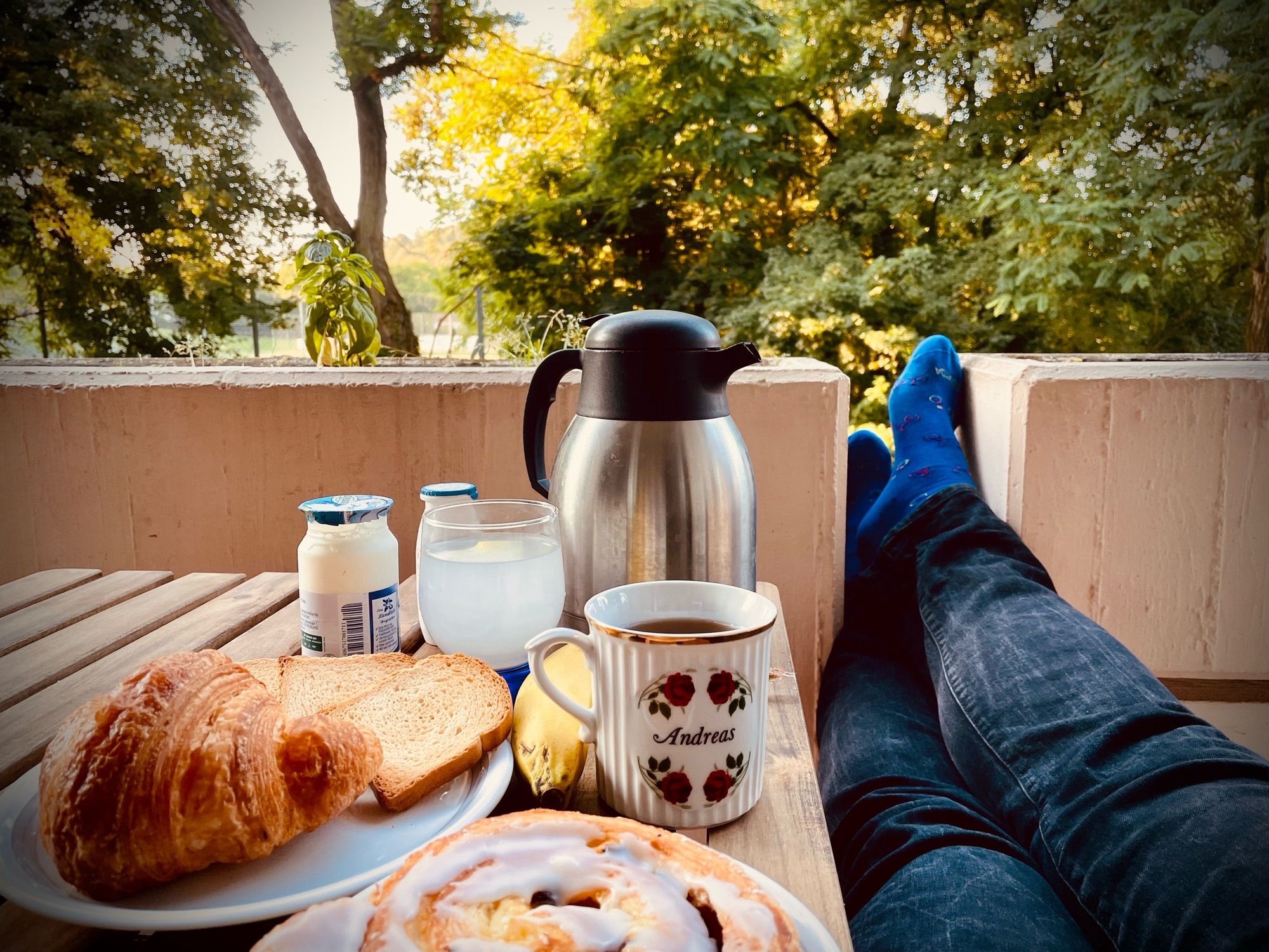 Gemütliches Frühstück auf dem Balkon