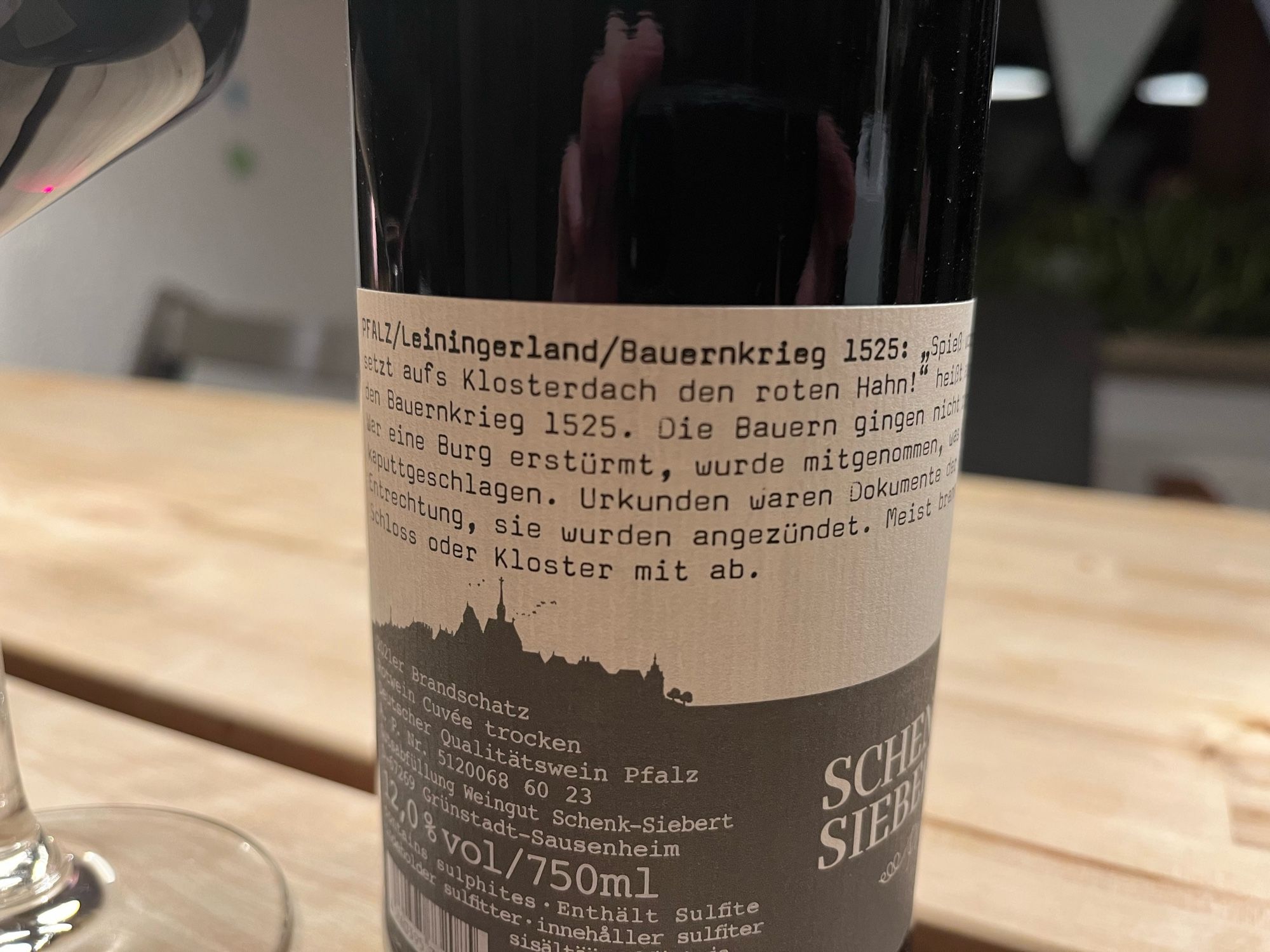 Label from the wine bottle with a historical text about the Bauernkrieg.