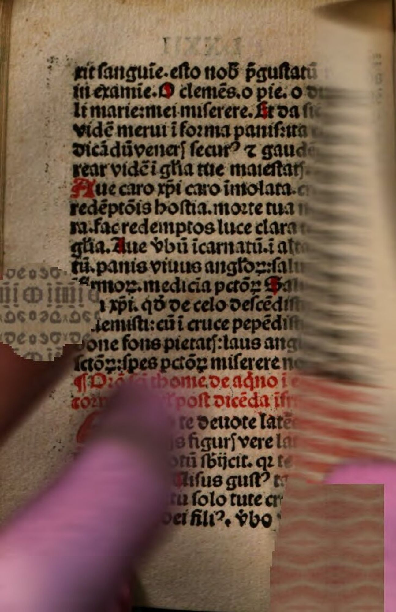 Scanned page from a 1501 book (VD 16 ZV 17296) featuring a software space, a finger, and a blurred space. Access: 

https://www.digitale-sammlungen.de/de/view/bsb11082206?page=156