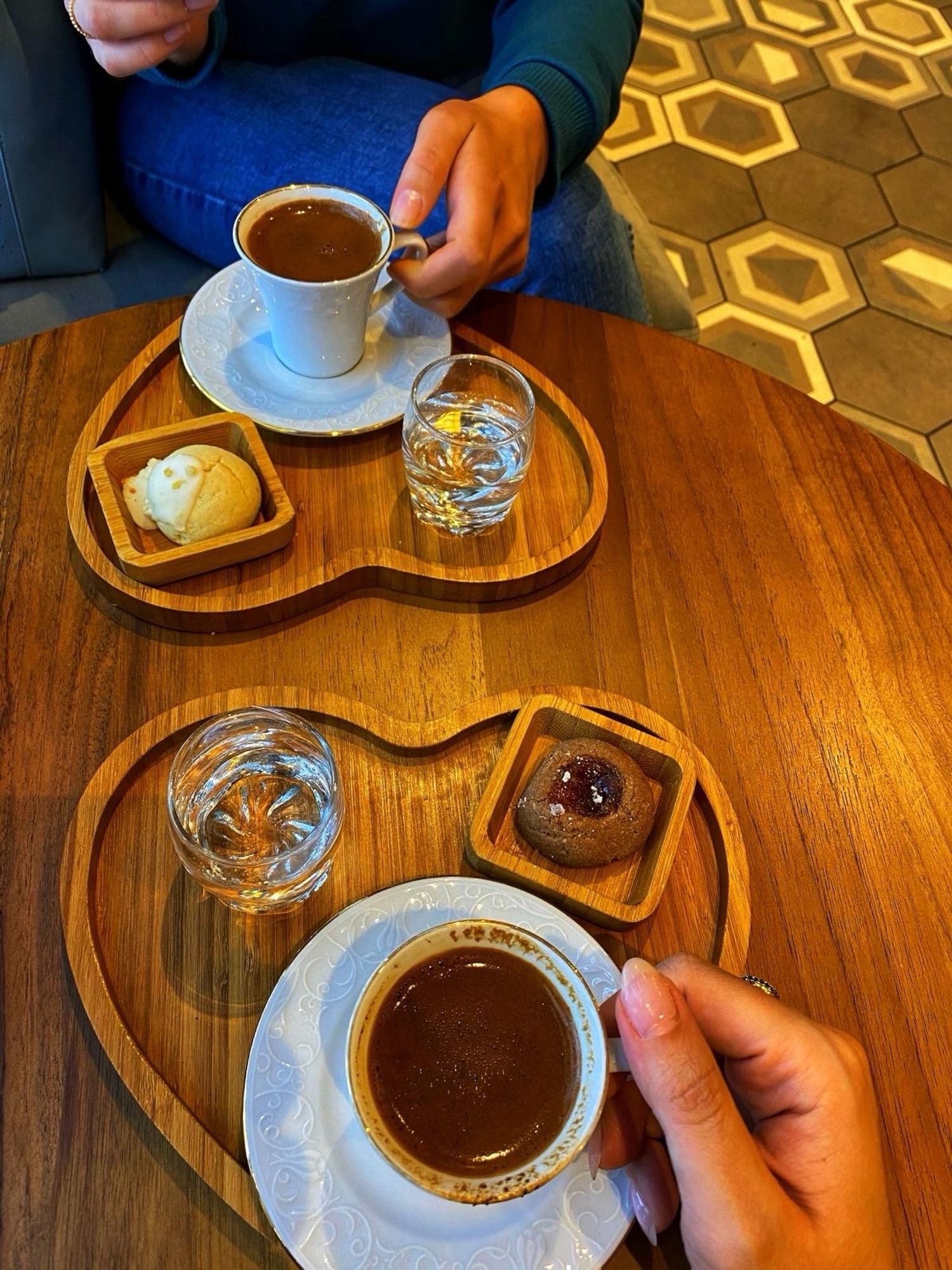 Zwei Tassen türkischer Kaffee inkl. süßem Gebäck