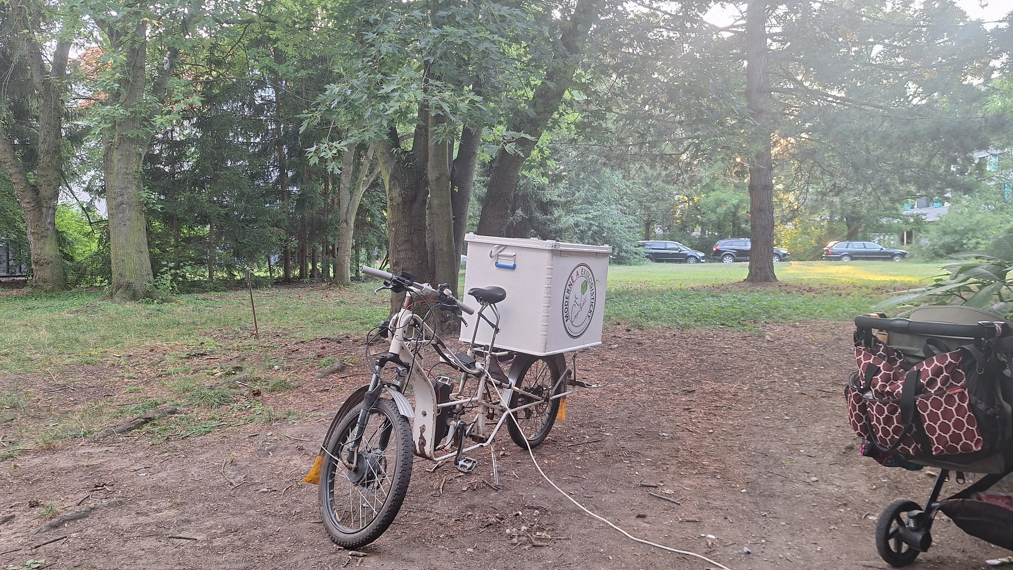 White cargobike connected to the grid.