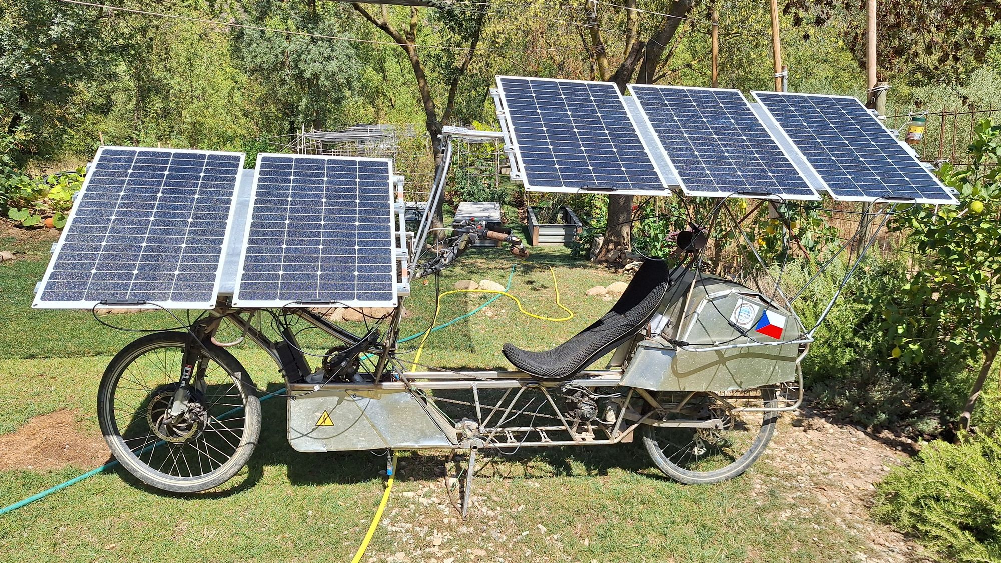 Recumbent solar bike equipped with brand new 5x80W panels