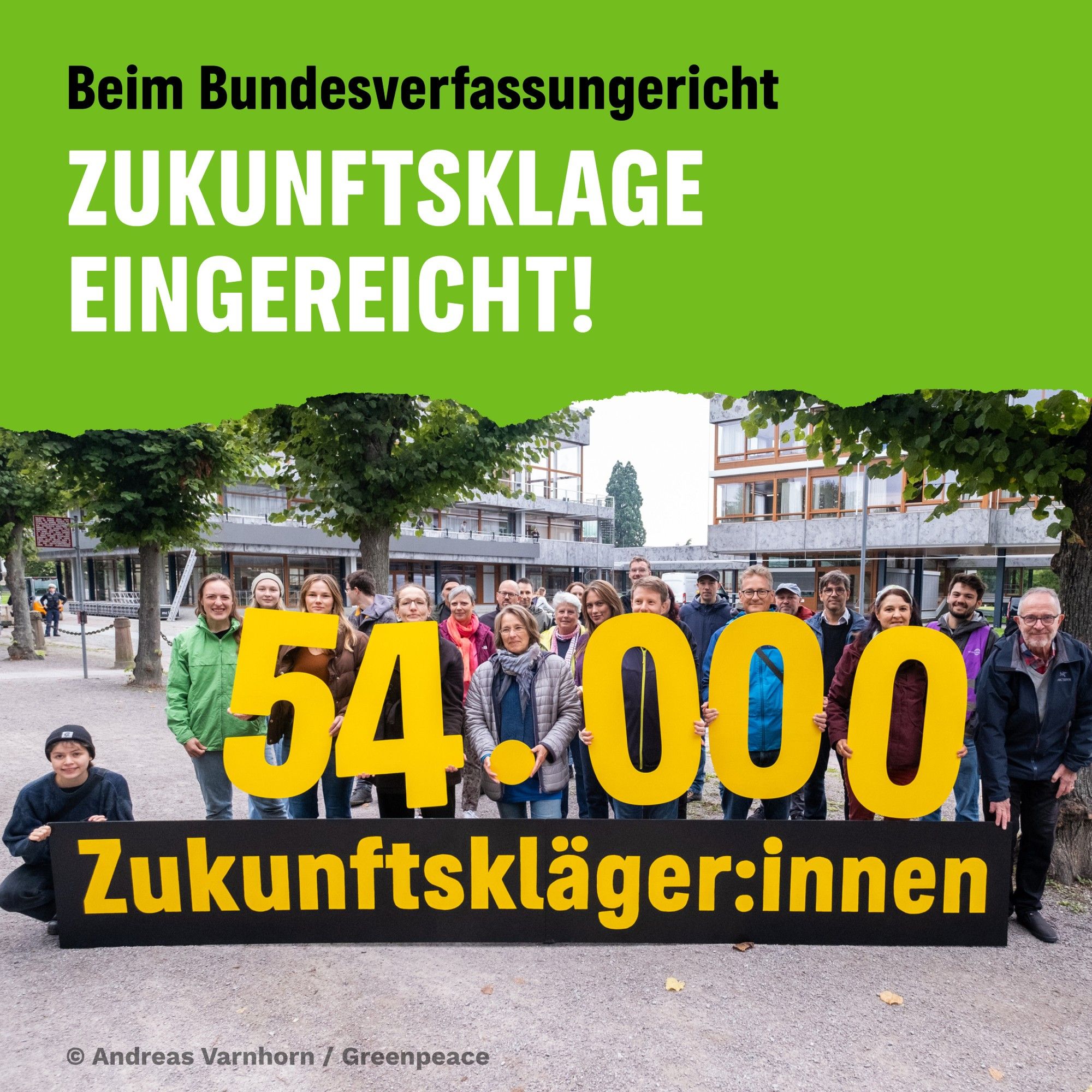 Zukunftskläger:innen vor dem Bundesverfassungsgericht. Sie halten die Zahl "54.000" und ein Schild mit "Zukunftskläger:innen".