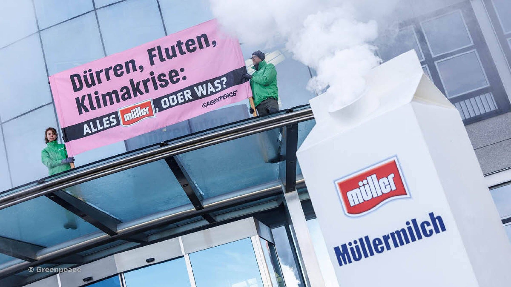 Greenpeace Aktivist:innen protestieren mit Banner: "Dürren, Fluten, Klimakrise: Alles Müller, oder was?".