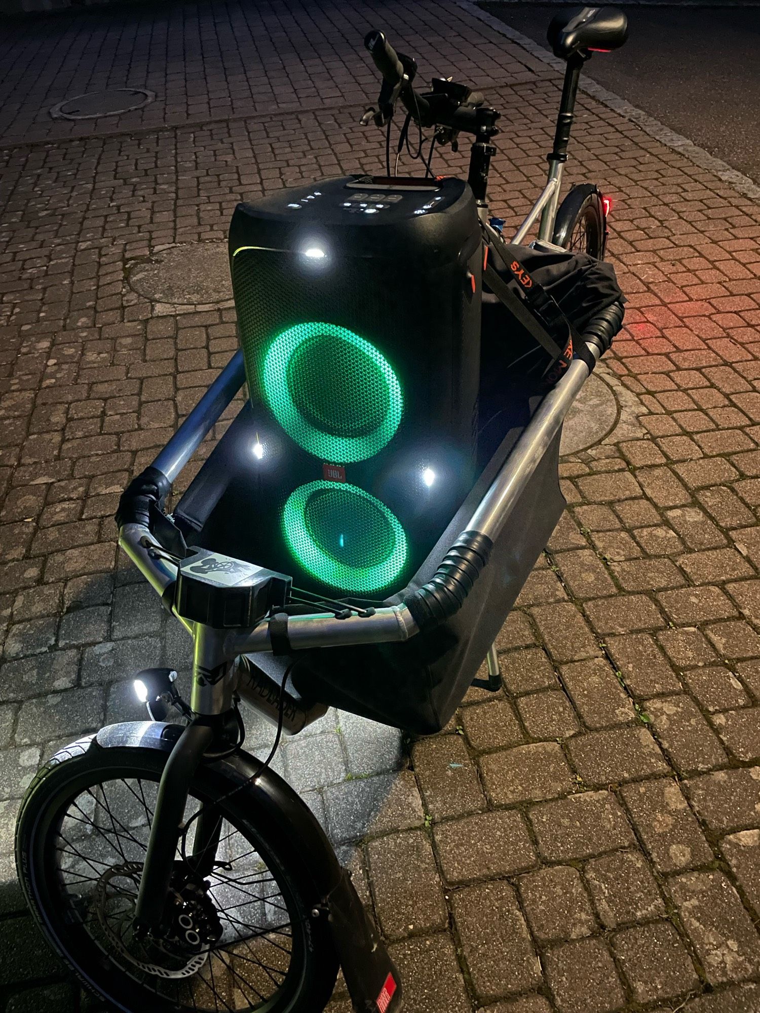 Cargobikemonkey Lastenrad mit blinkender JBL-Partybox