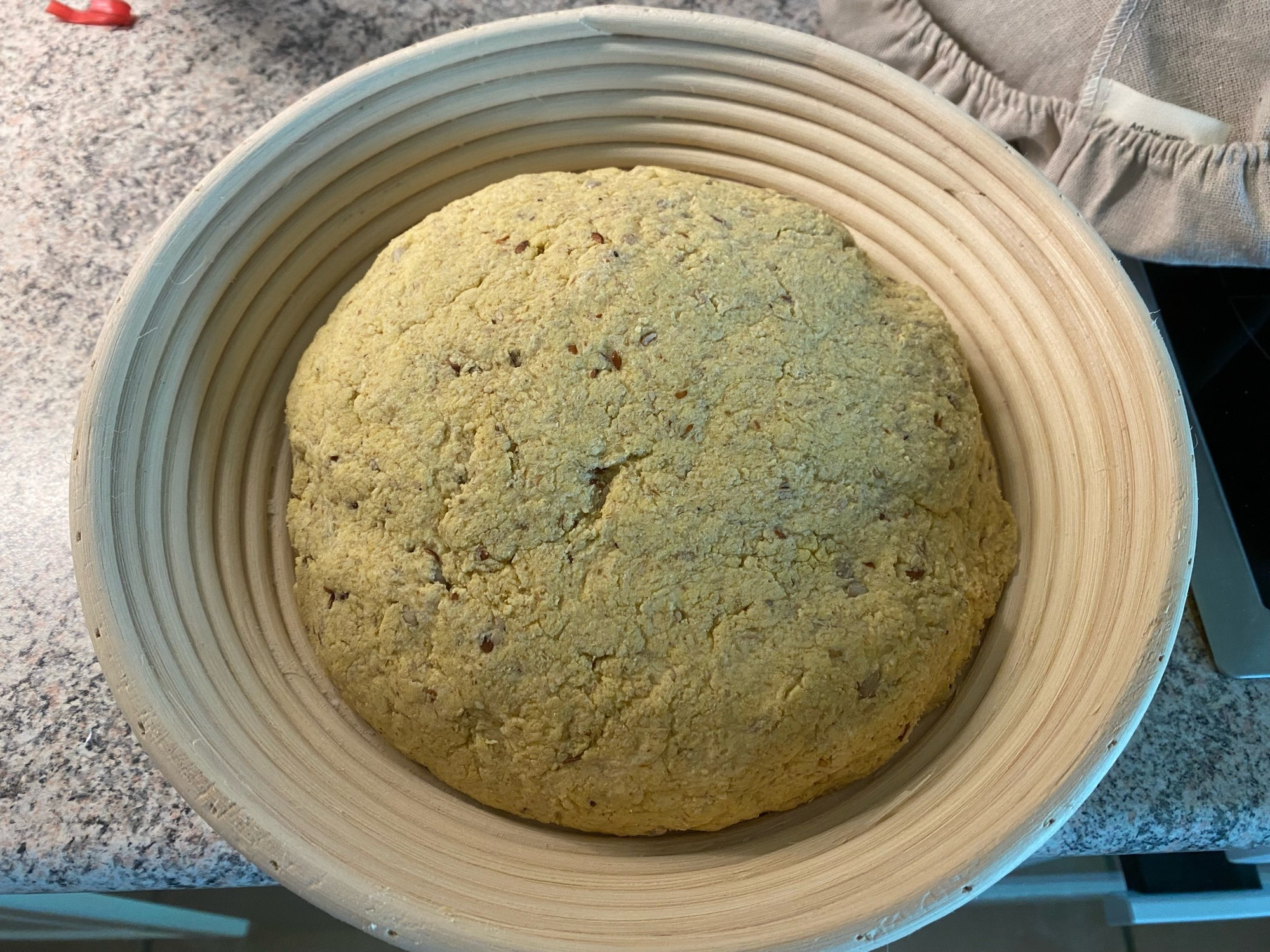 Blick in einen Gärkorb mit zu backendem Sauerteigbrot