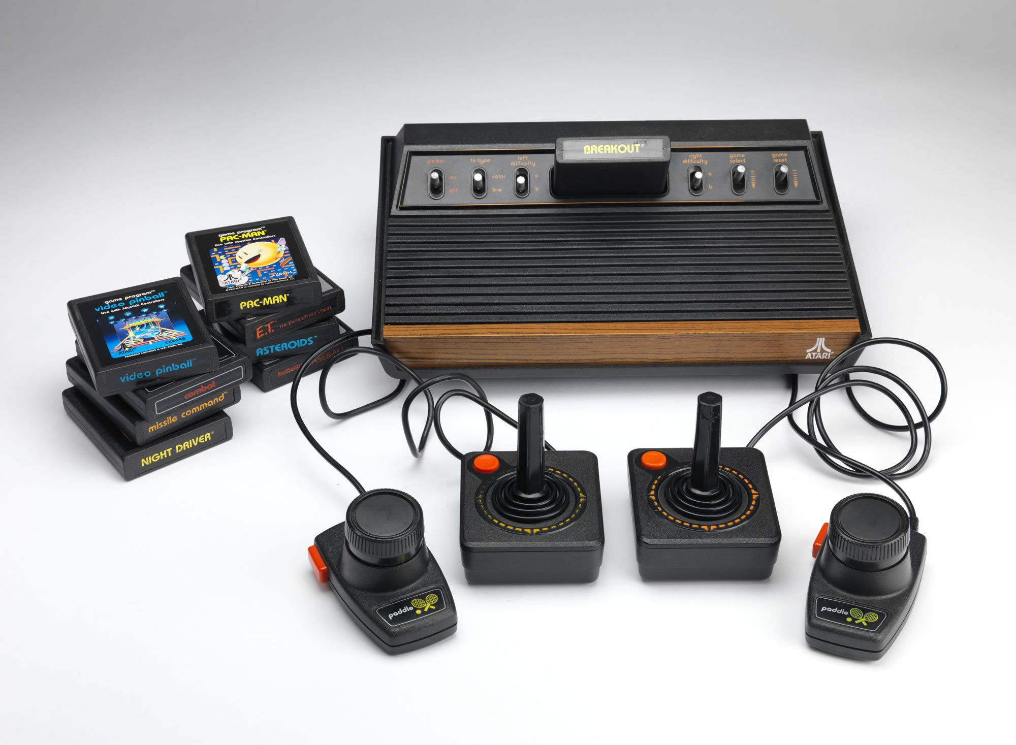 Imagen promocional de la consola Atari 2600