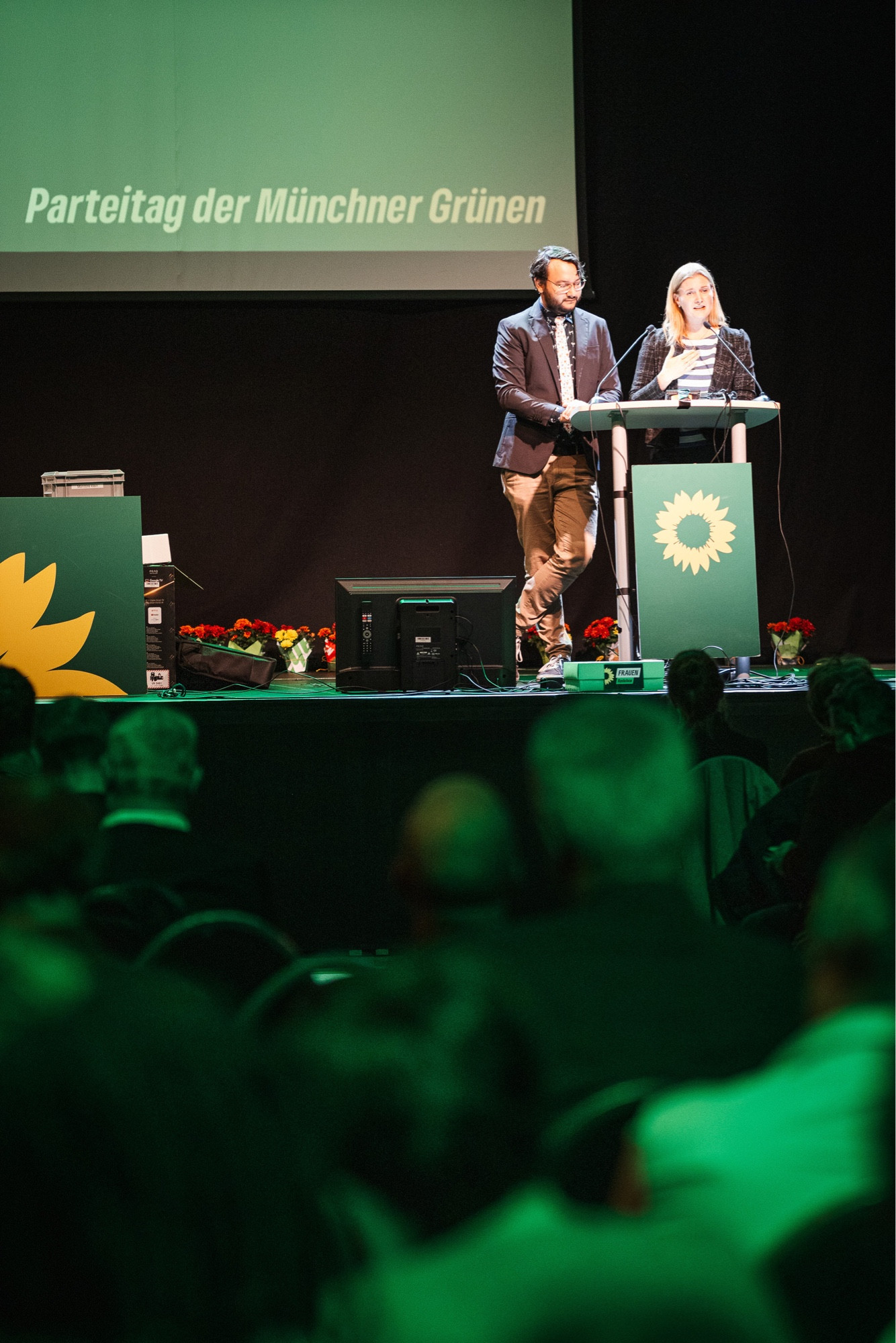 Svenja Jarchow und Joel Keilhauer auf der Bühne des Parteitags der Grünen München