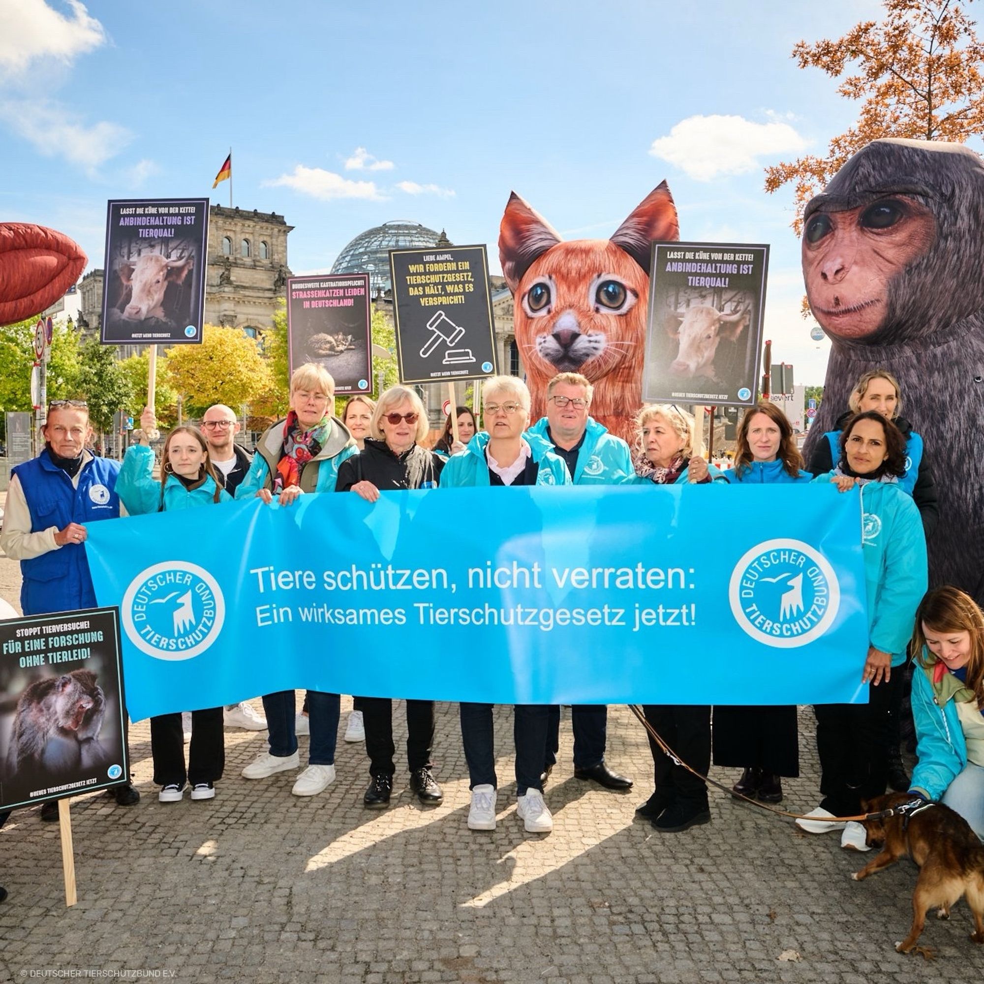 Tierschützer protestieren mit Bannern, Schildern und großen Tierfiguren in Berlin. Banner-Text: Tiere schützen, nicht verraten! Ein wirksames Tierschutzgesetz jetzt!