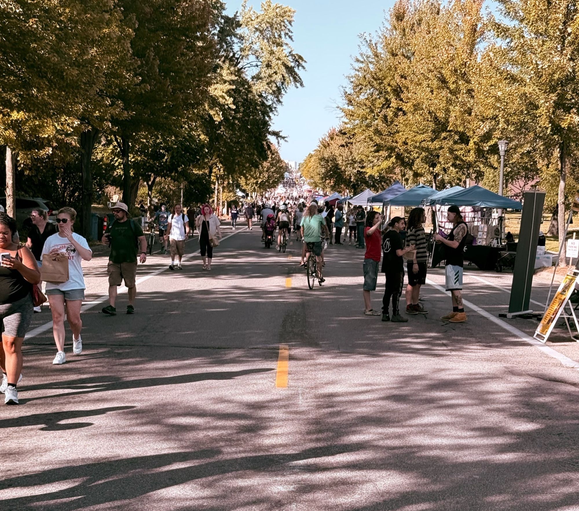 A crowd looking north along the ave.