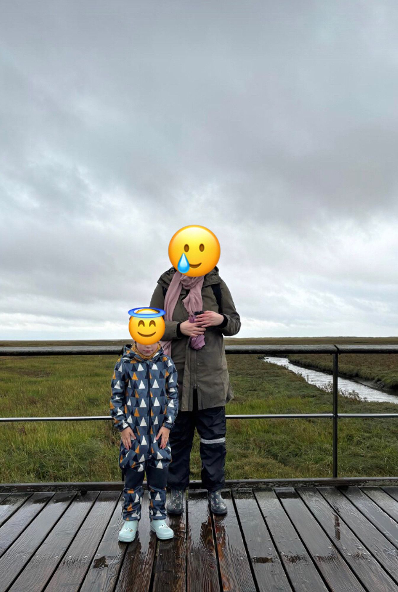 Ich und die Tochter einer Freundin in Regensachen am verregneten Strand