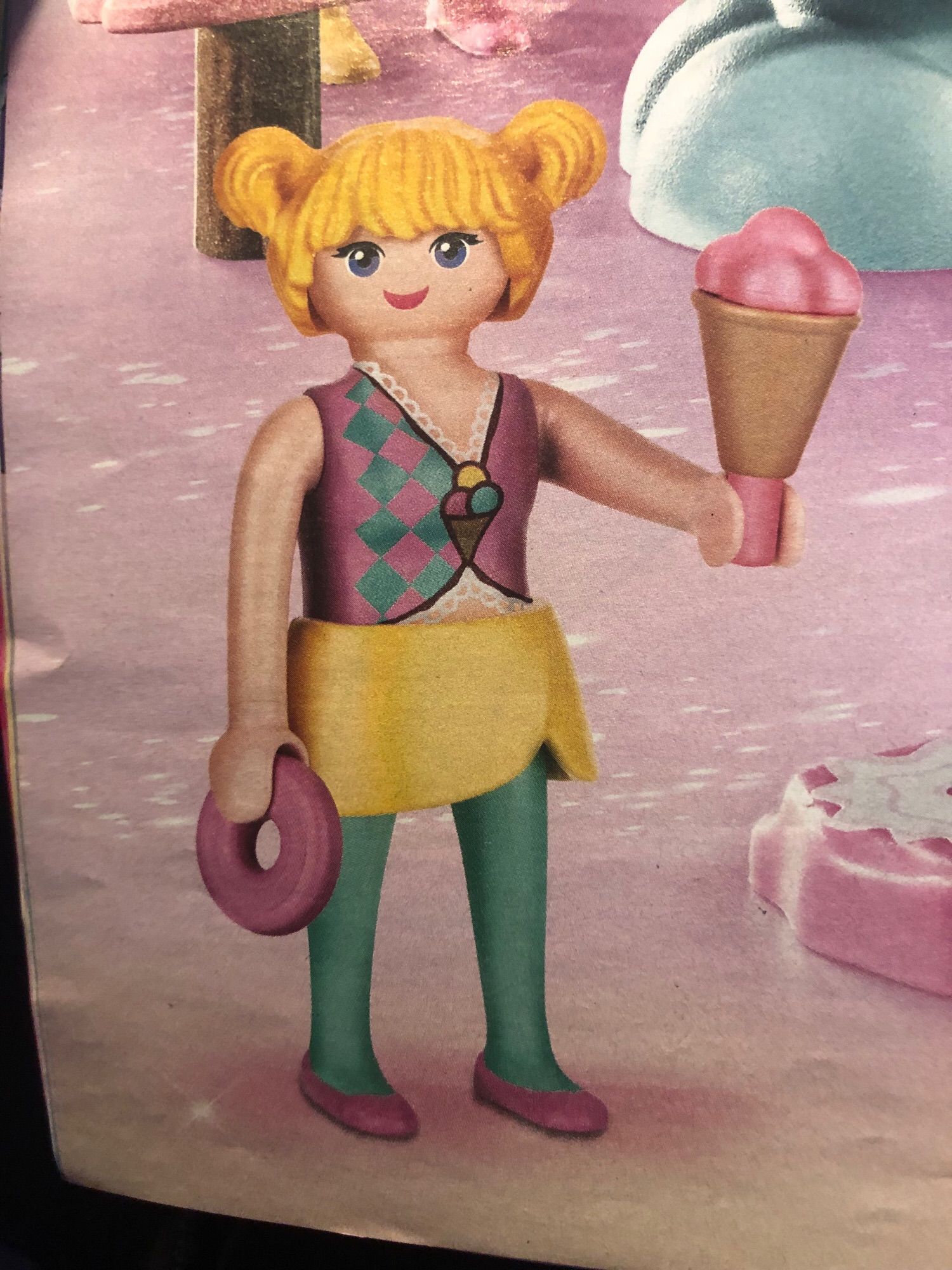 Eine Playmobil Figur mit Eis in der Hand und Sommer Outfit