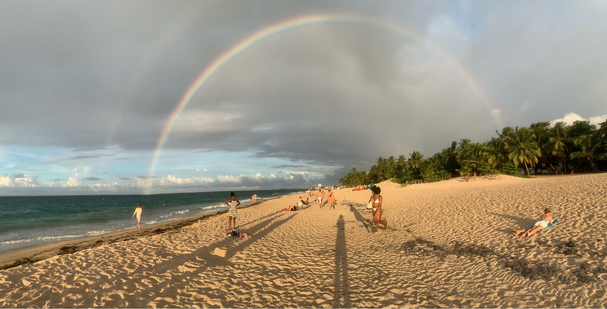 Playa de San Juan, con neblinas y un arcoíris.