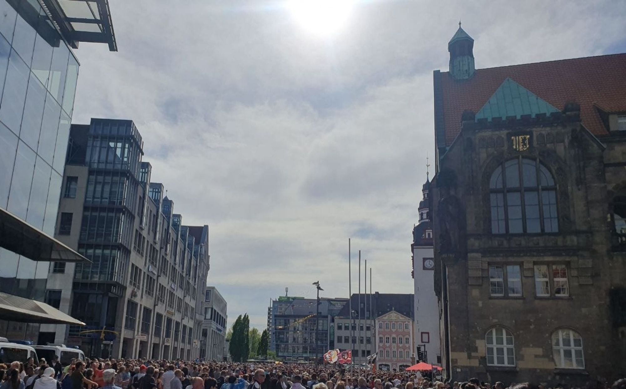 Eine riesige Menschenmenge steht vor dem Rathaus