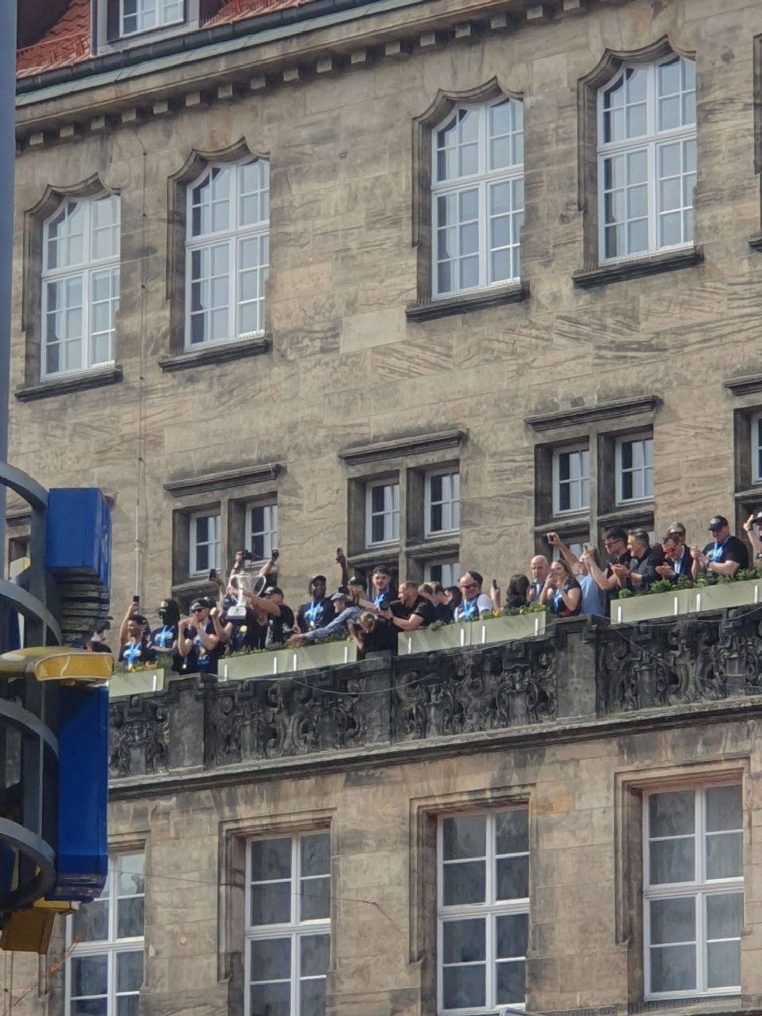 Die Niners auf dem Balkon des Rathauses mit dem Pokal