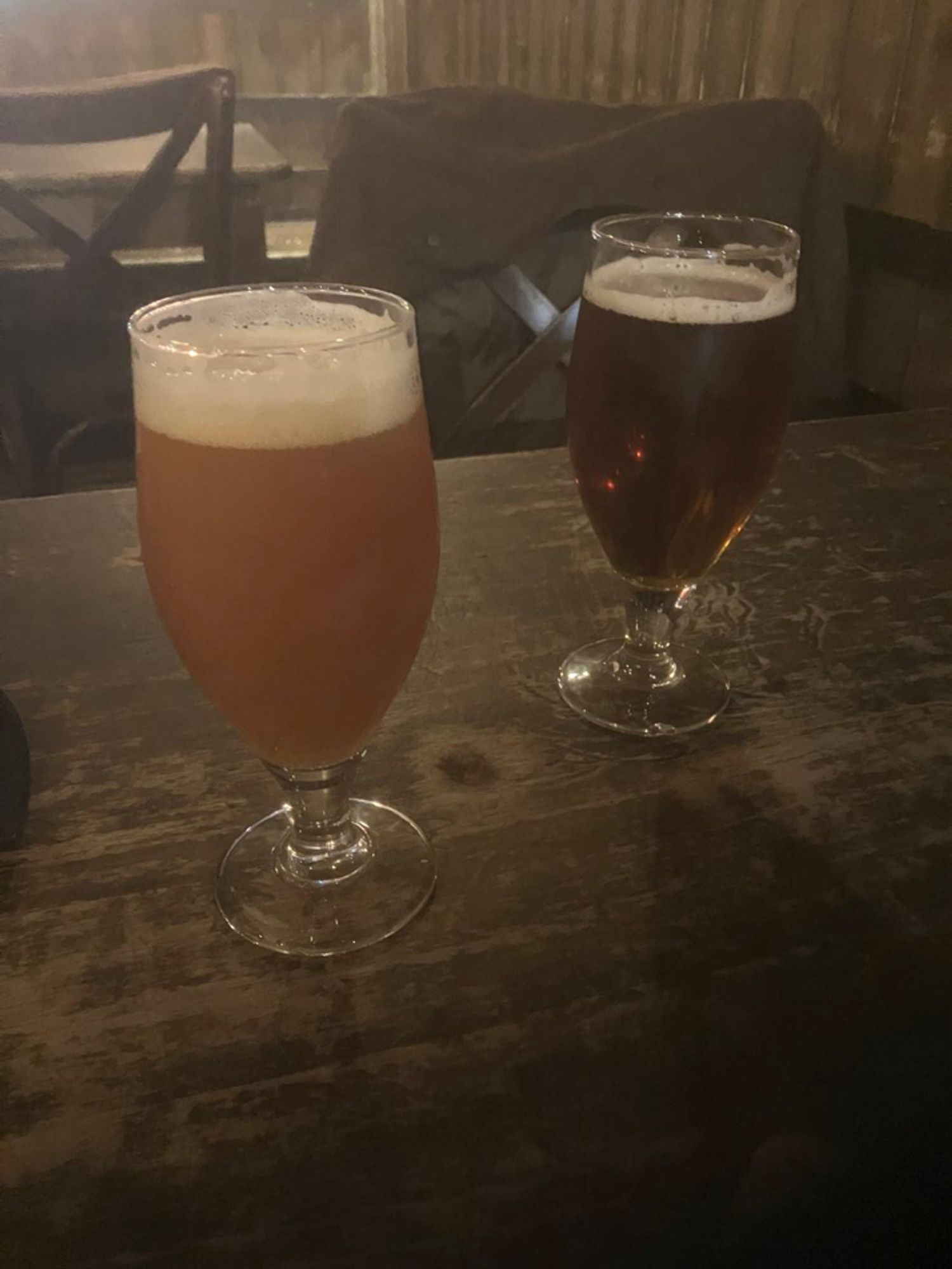 2 bières sur une table