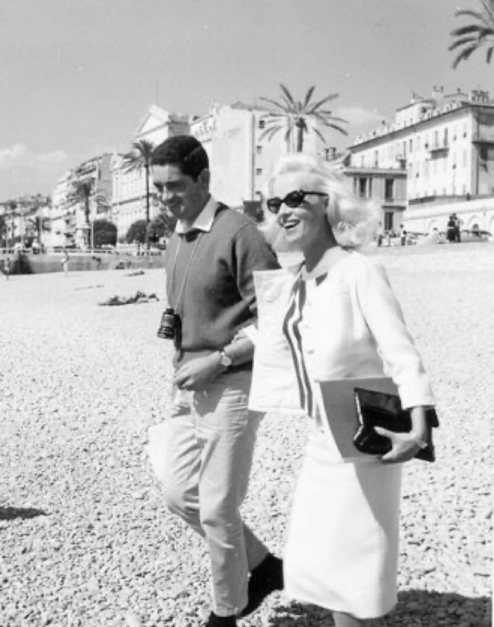 Jeanne Moreau et Jacques Demy marchent sur le sable de la plage de Nice