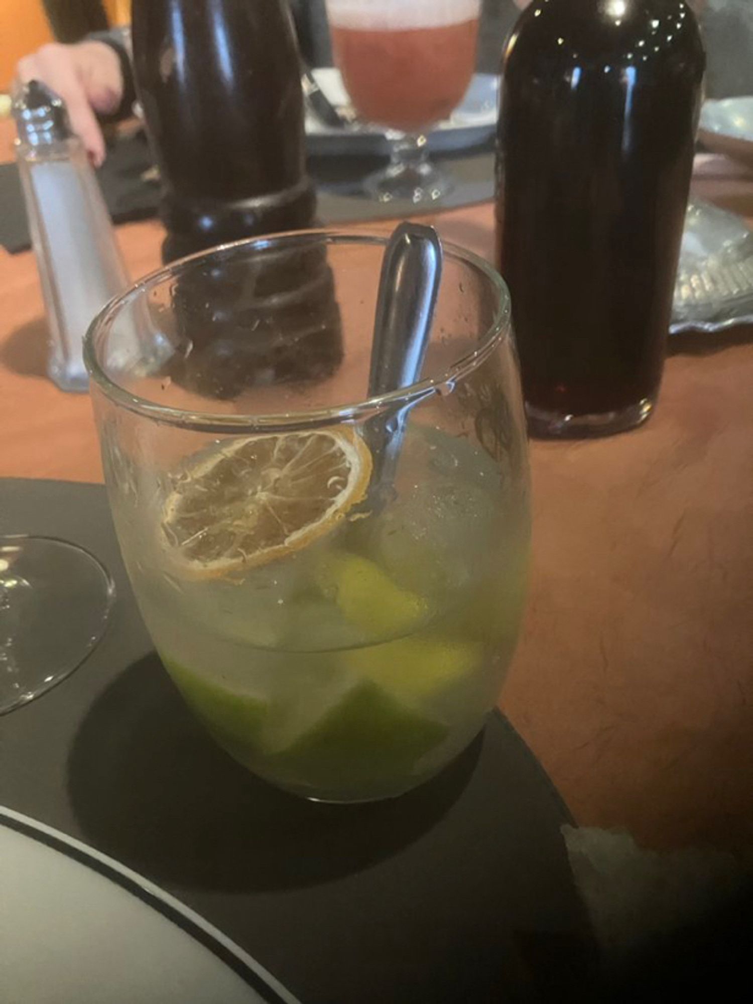 Un verre de cocktail sur une table pour un déjeuner dans un restaurant