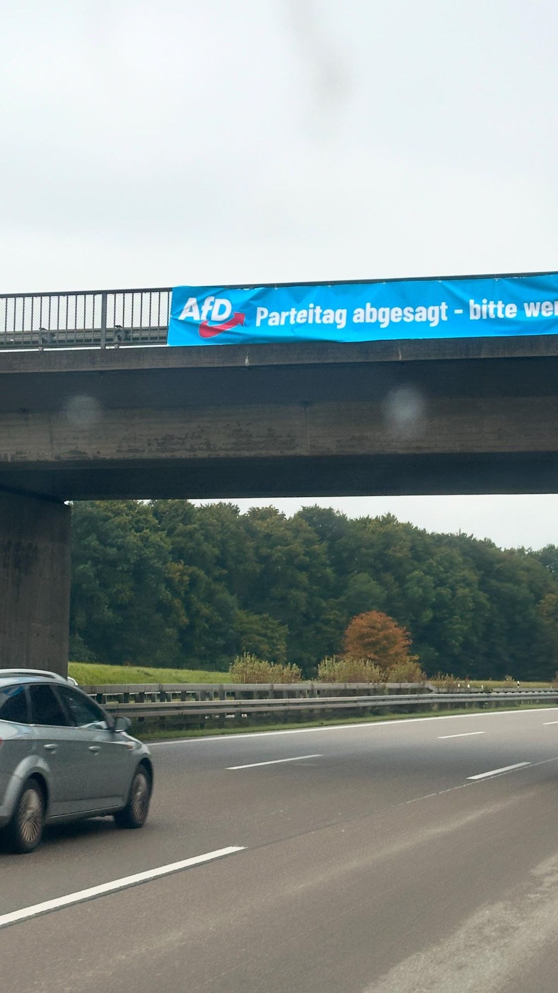 Banner an Autobahnbrücke: AfD-Logo mit der Aufschrift „Parteitag abgesagt – bitte wenden!